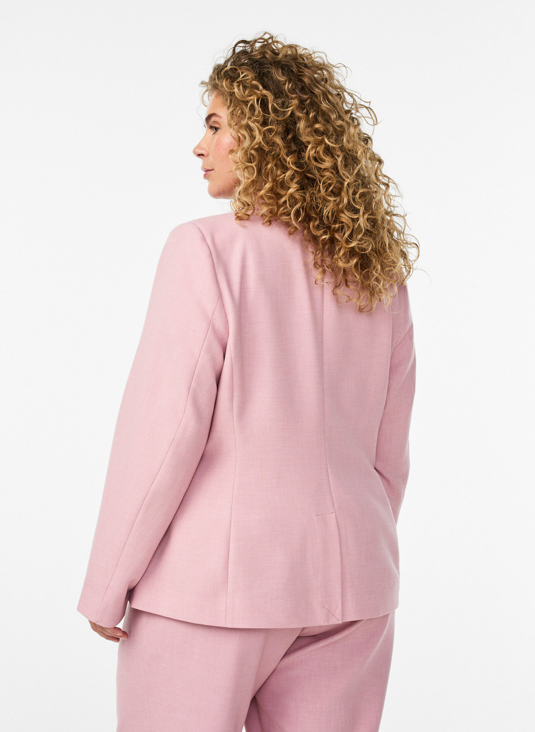 Zizzi Blazer classique avec fermeture &agrave; bouton unique et poches, Rose, Model image number 2