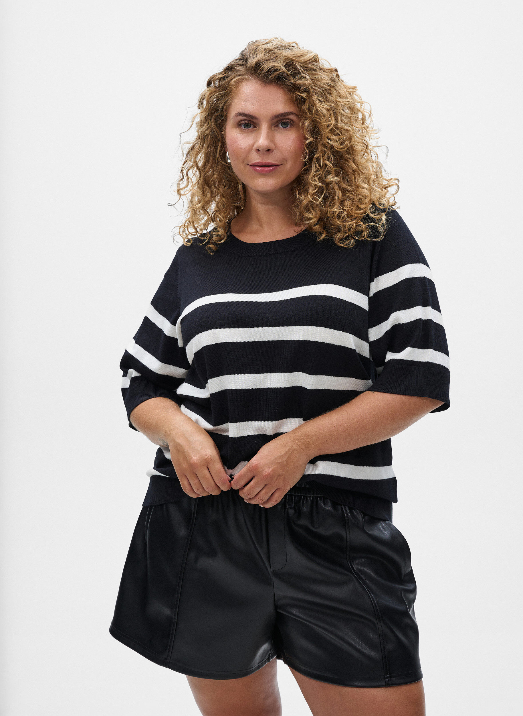 Gestreepte top met korte mouwen in breisel, Zwart, Model