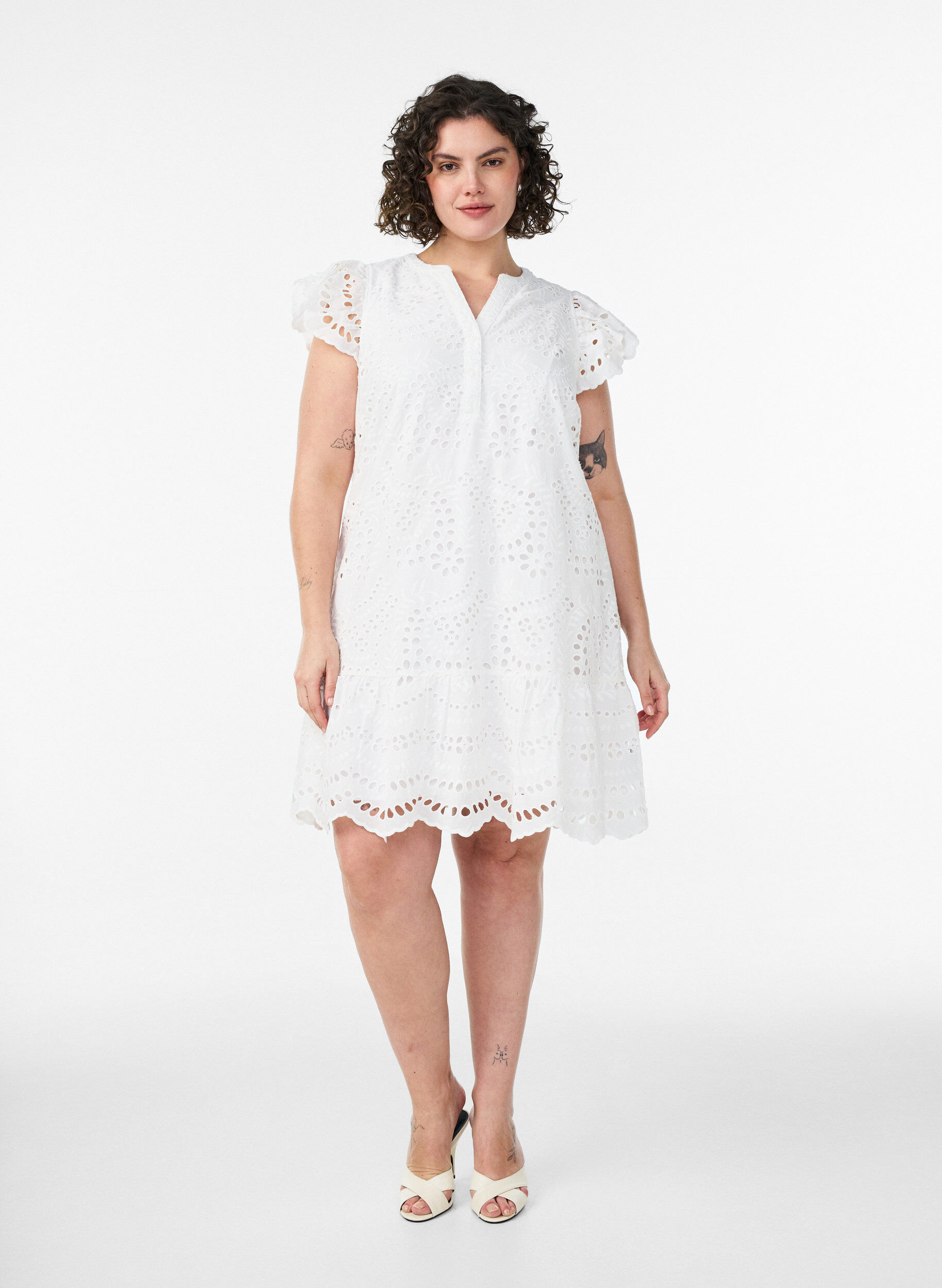 Zizzi Robe en broderie anglaise avec manches &agrave; volants, Blanc, Model image number 1