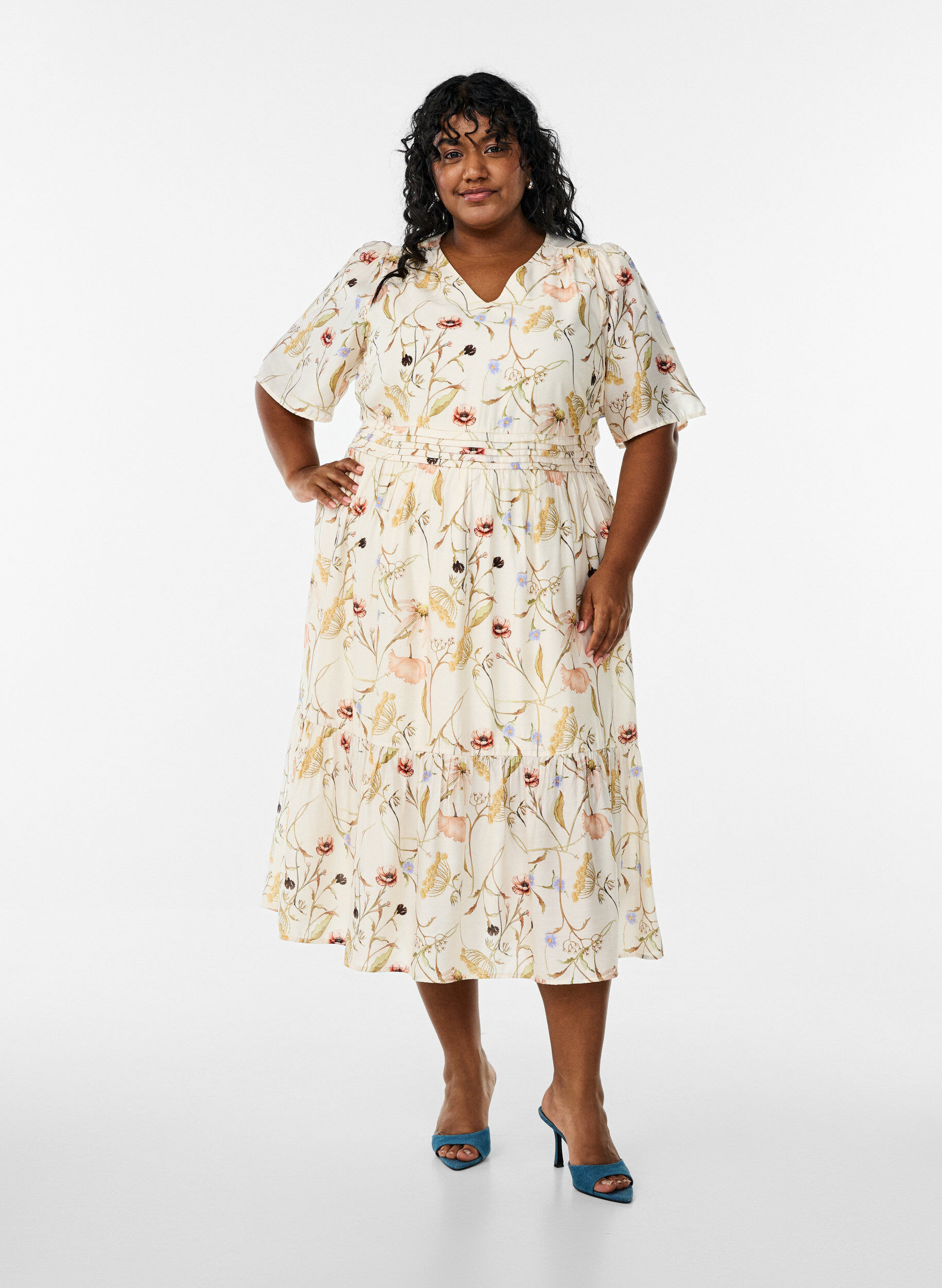 Midi-jurk met bloemen met een A-lijn vorm, Beige, Model