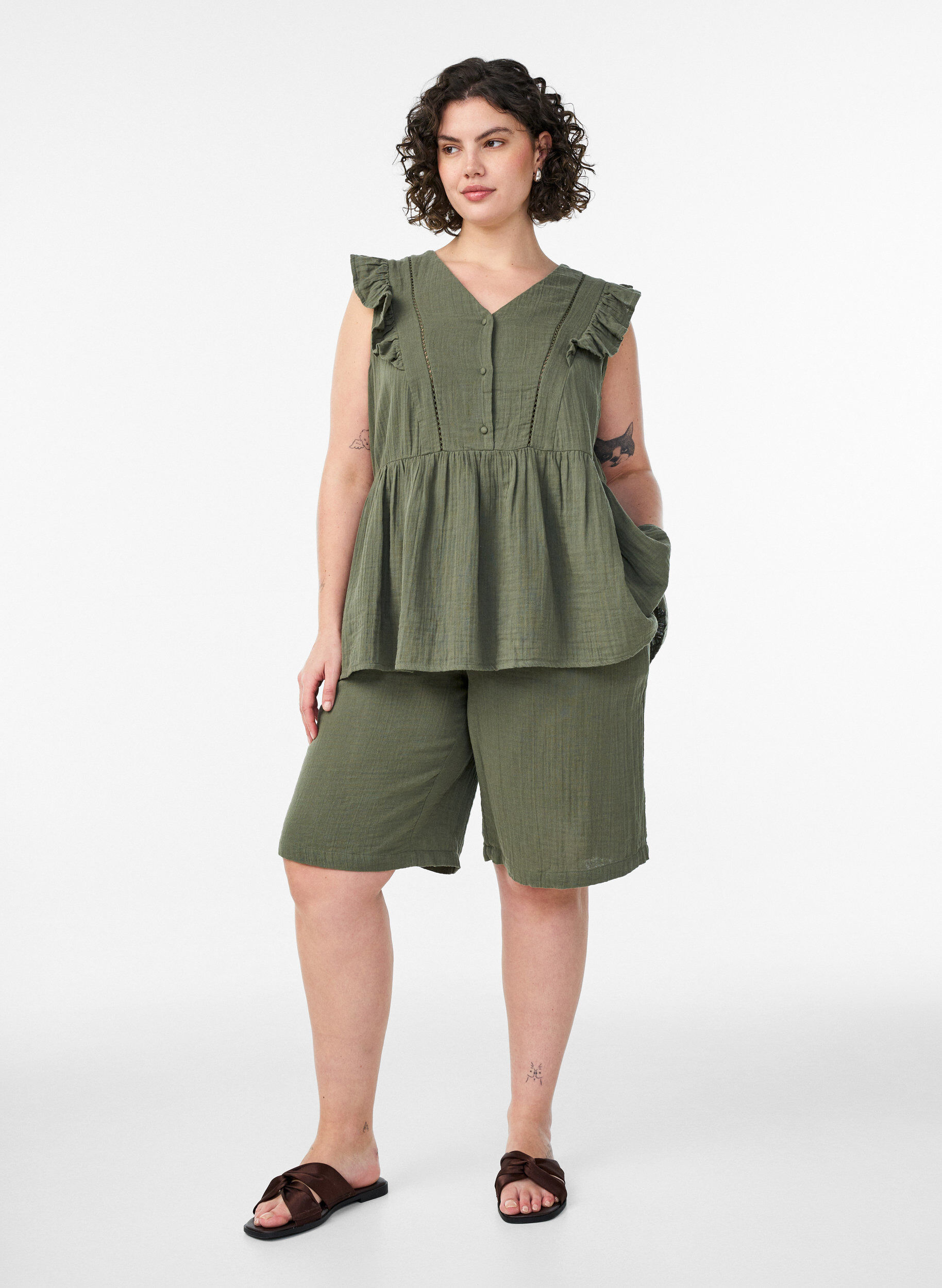 Zizzi Short ample en mousseline de coton taille haute, Vert, Model image number 1