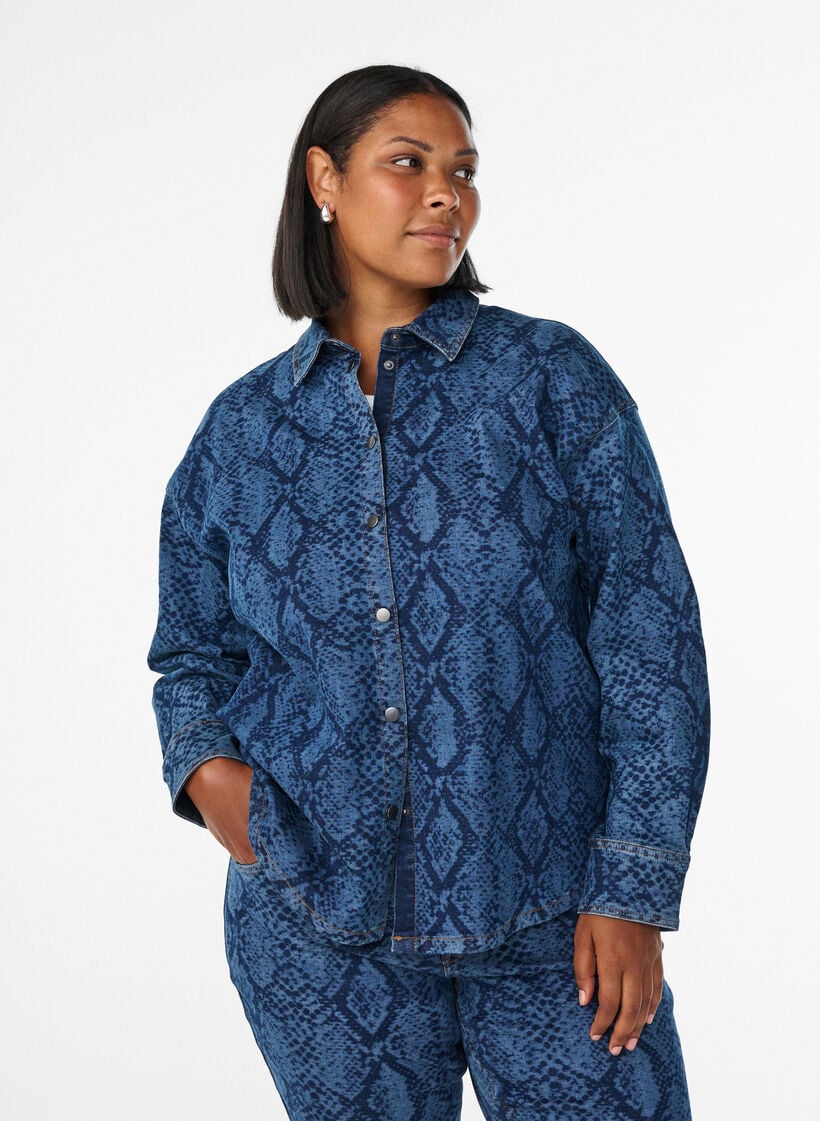 Losse denimblouse met slangenprint, Denim Snake AOP, Model