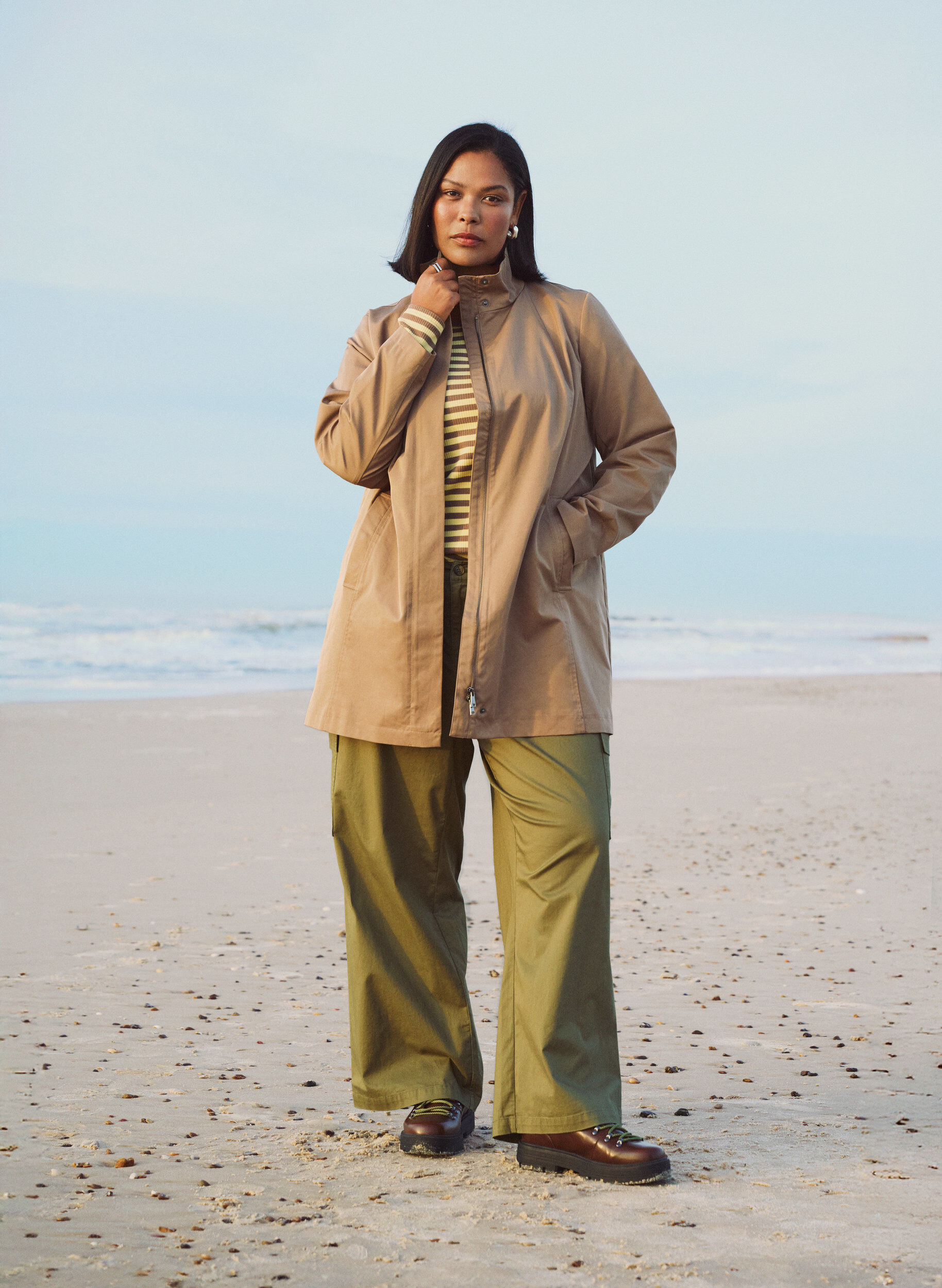 ZizziOvergangsjas met zakken en een hoge kraag, Bruin, Image image number 0