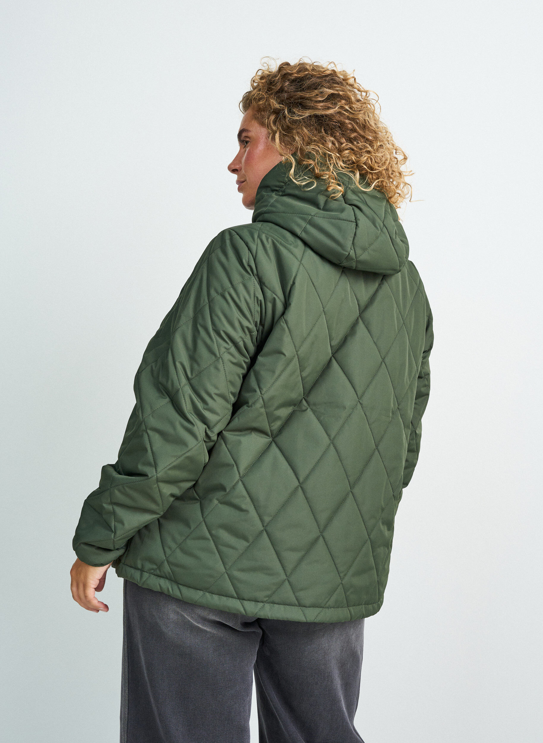 ZizziLicht gewatteerd jack met diamant-quilt, Groen, Model image number 2