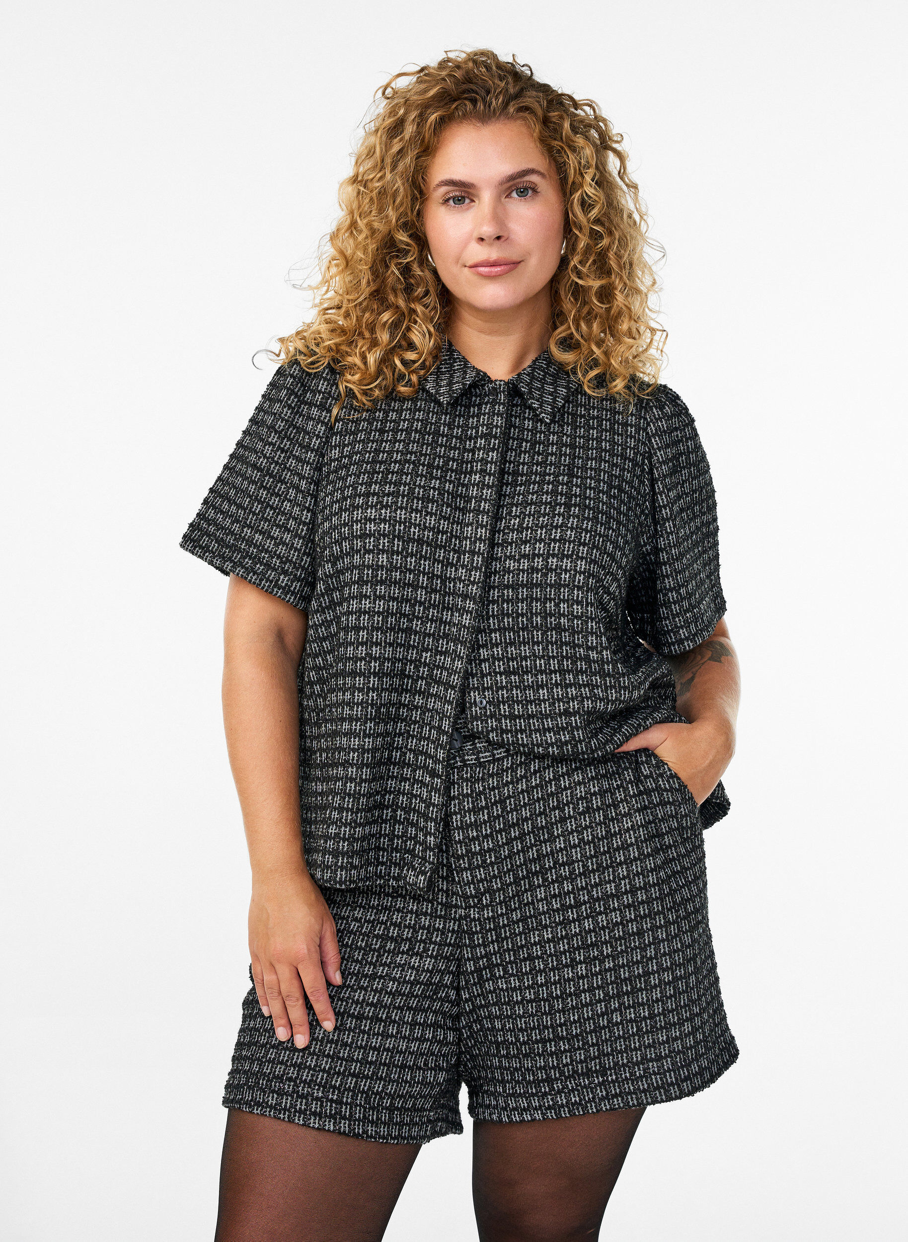 Lichte boucl&eacute; shorts met zakken, Zwart, Model