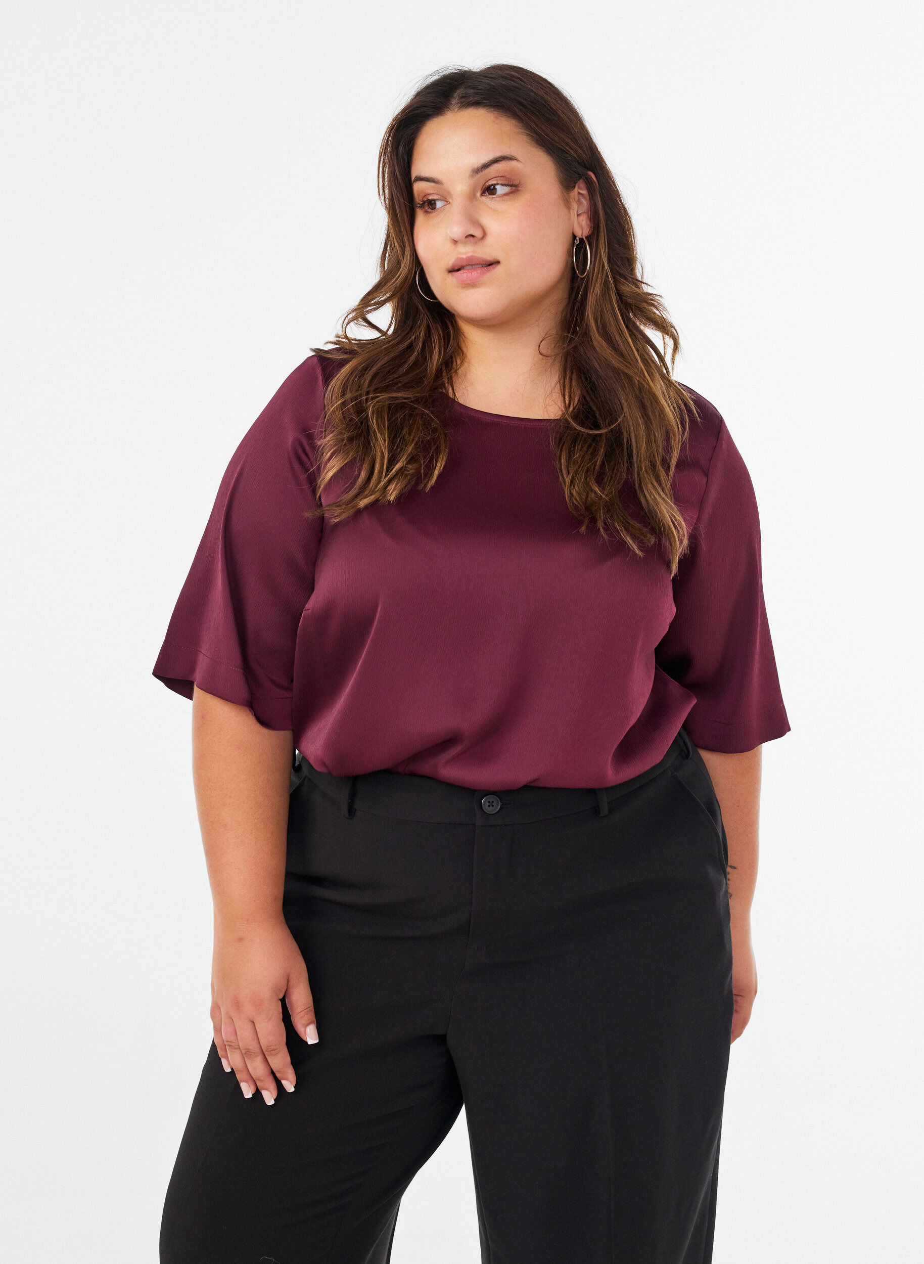 Satijnen blouse met ellebooglange mouwen, Rood, Model