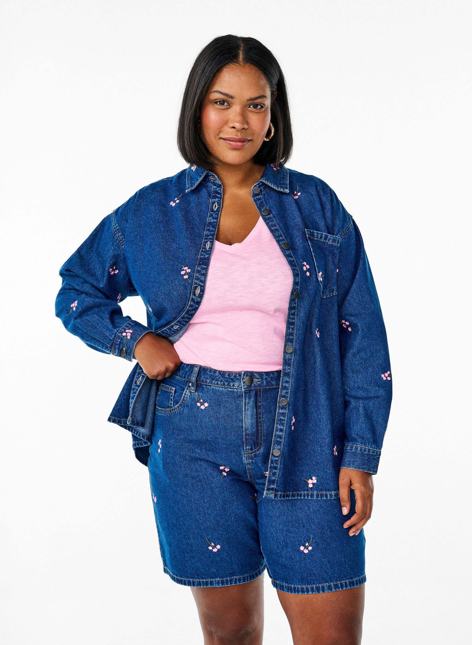 Korte spijkerbroek met geborduurde bloemen, Blauw, Model
