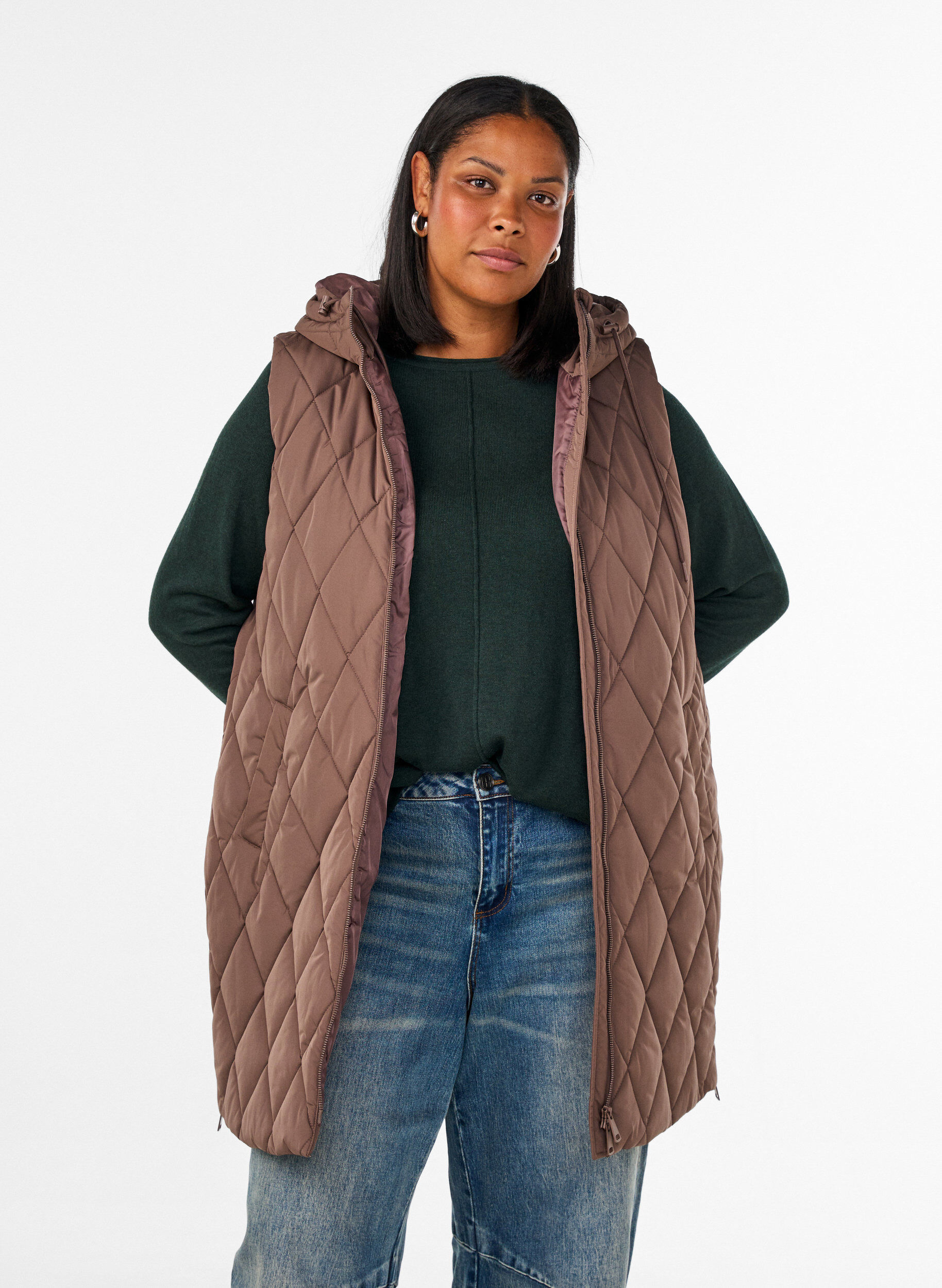 Halflang gewatteerd gilet met capuchon, Bruin, Model