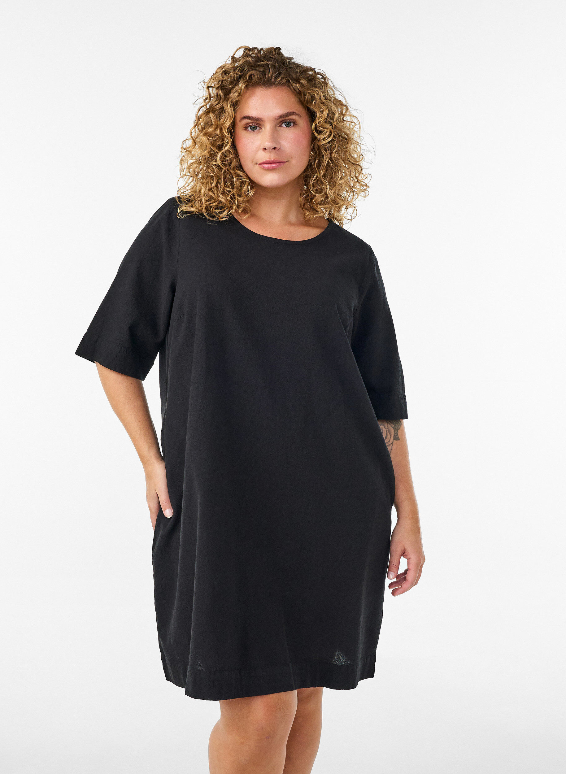 Katoenen jurk met korte mouwen en zakken, Zwart, Model