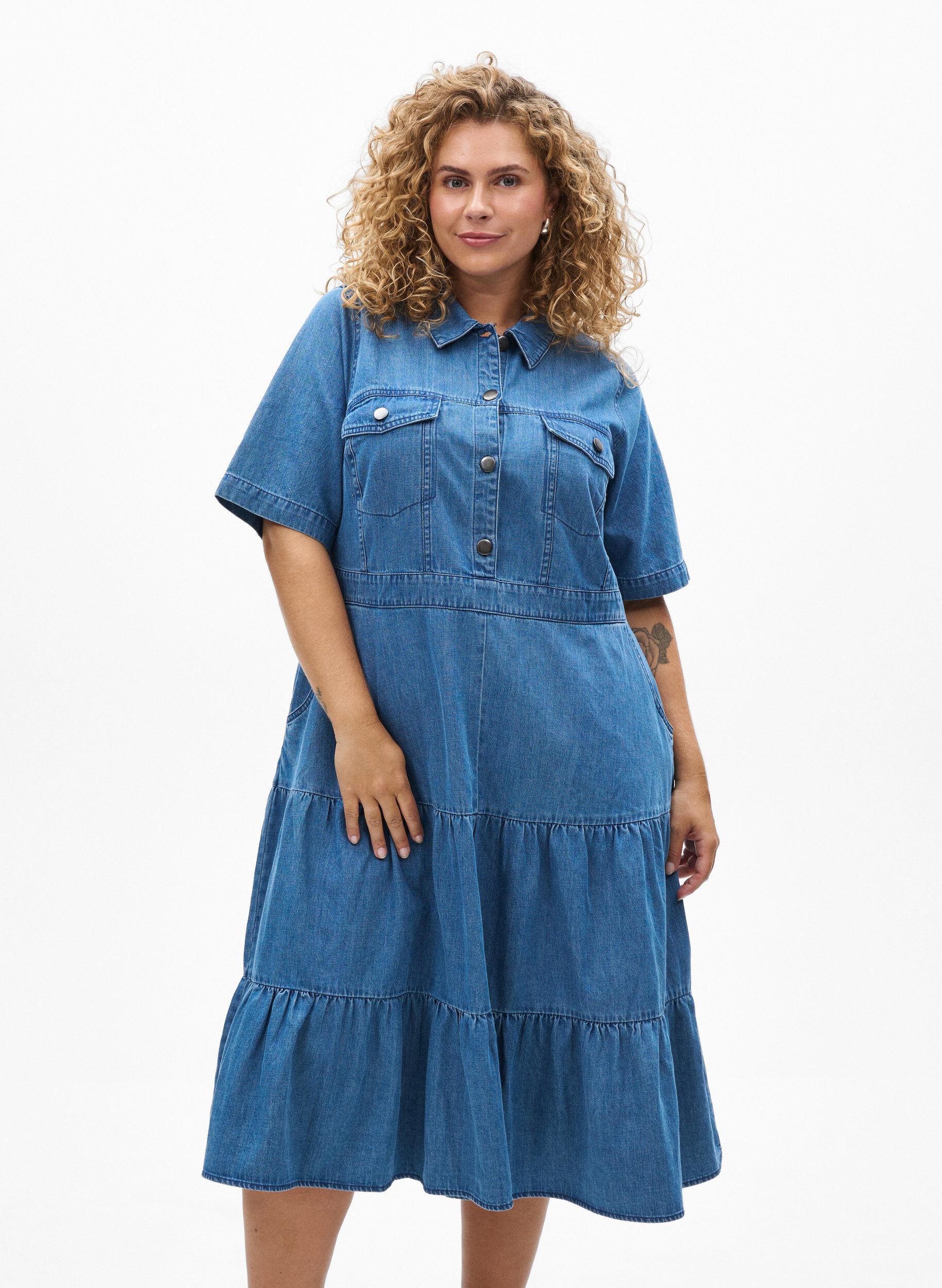 Midi denim jurk met knopen en korte mouwen, Blauw, Model
