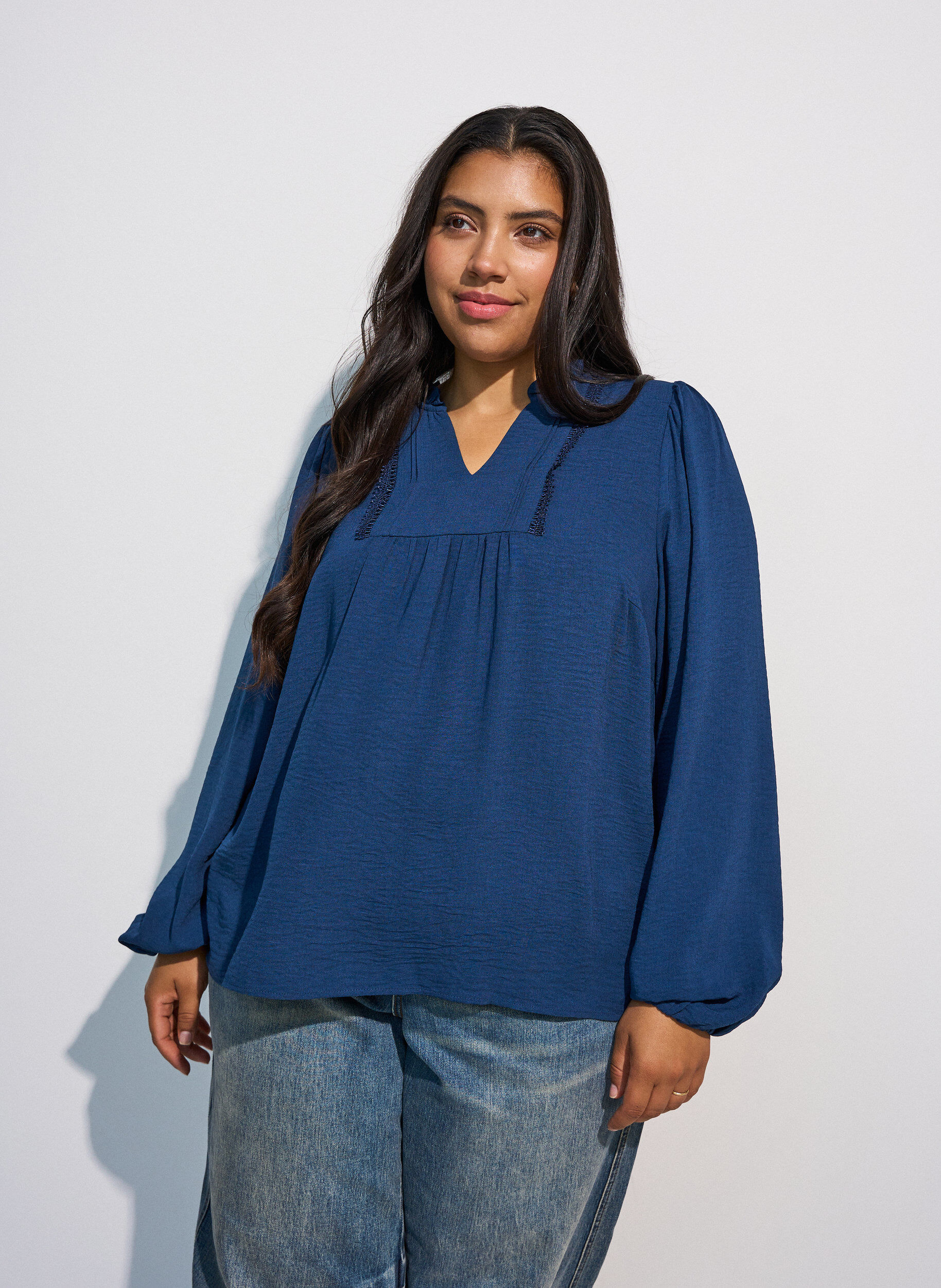 Blouse met V-hals en gehaakte sierband, Blauw, Model