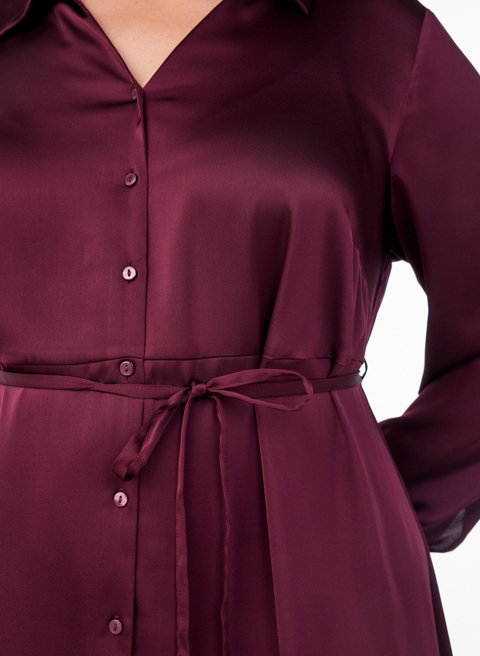 ZizziRobe chemise en satin avec une ceinture &agrave; nouer, Bordeaux, Model image number 3