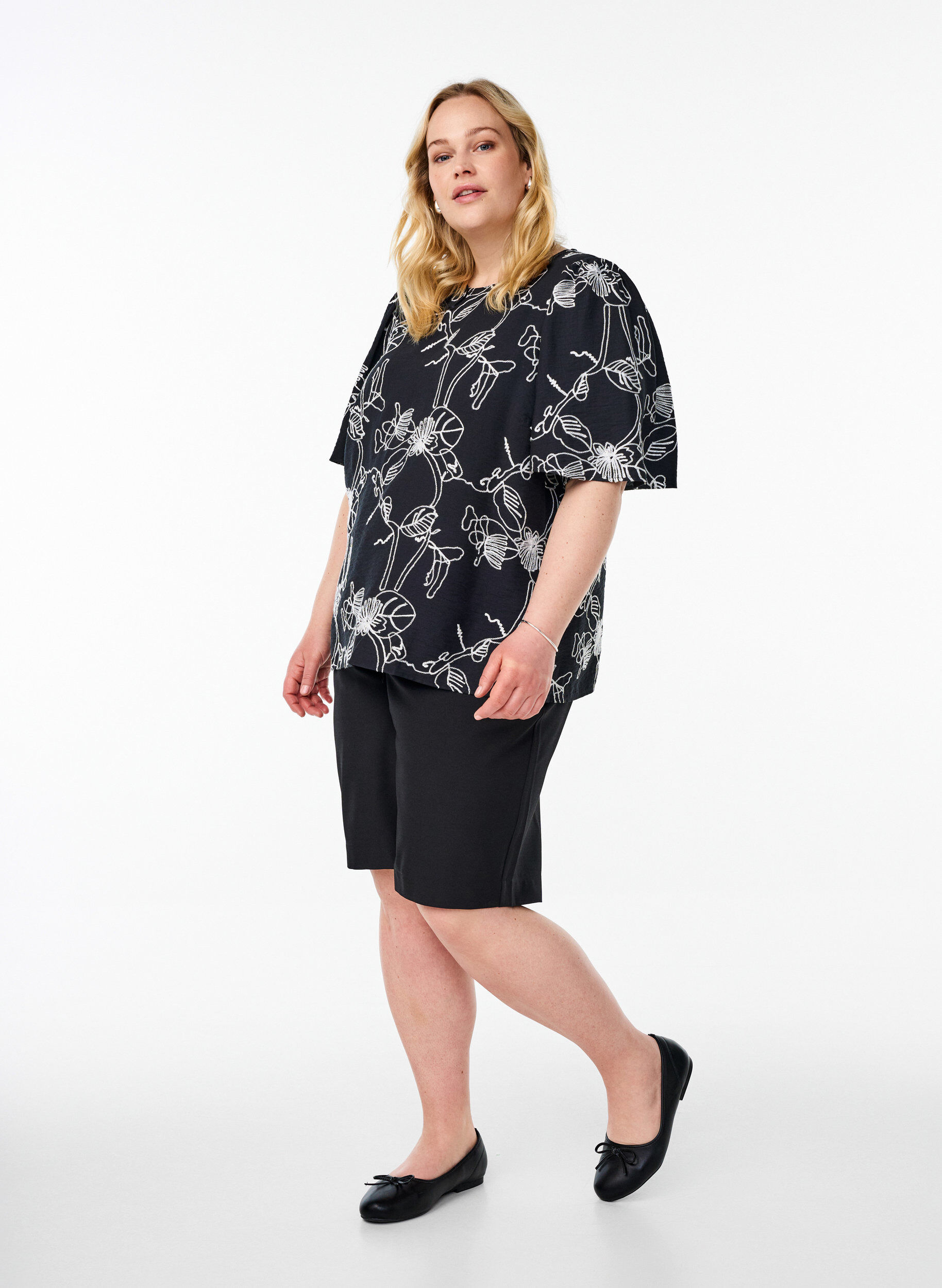 ZizziBlouse met korte mouwen en geborduurd patroon, Zwart, Model image number 1