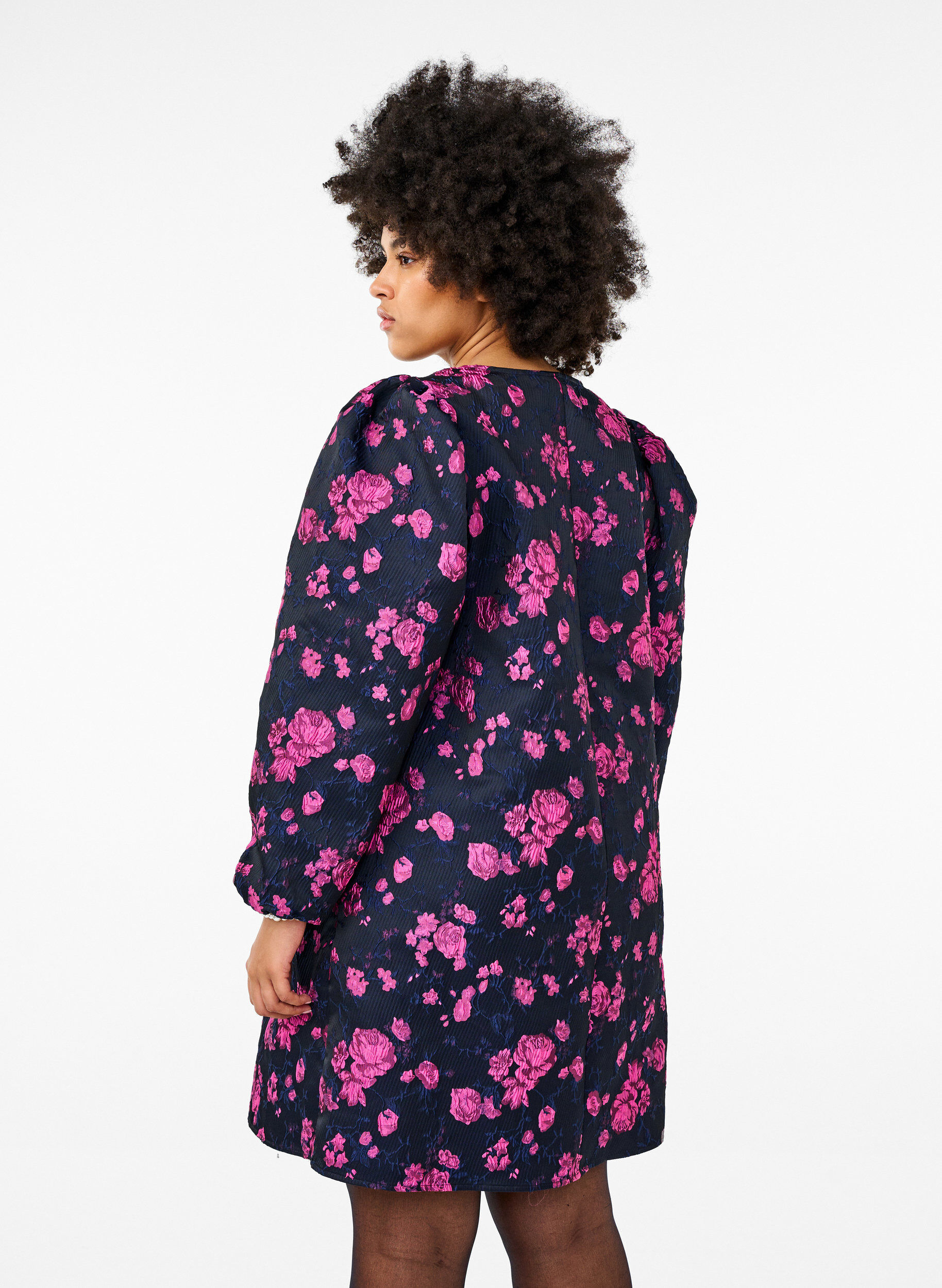 ZizziKorte jacquardjurk met lange mouwen, Black w. Red Rose, Model image number 1