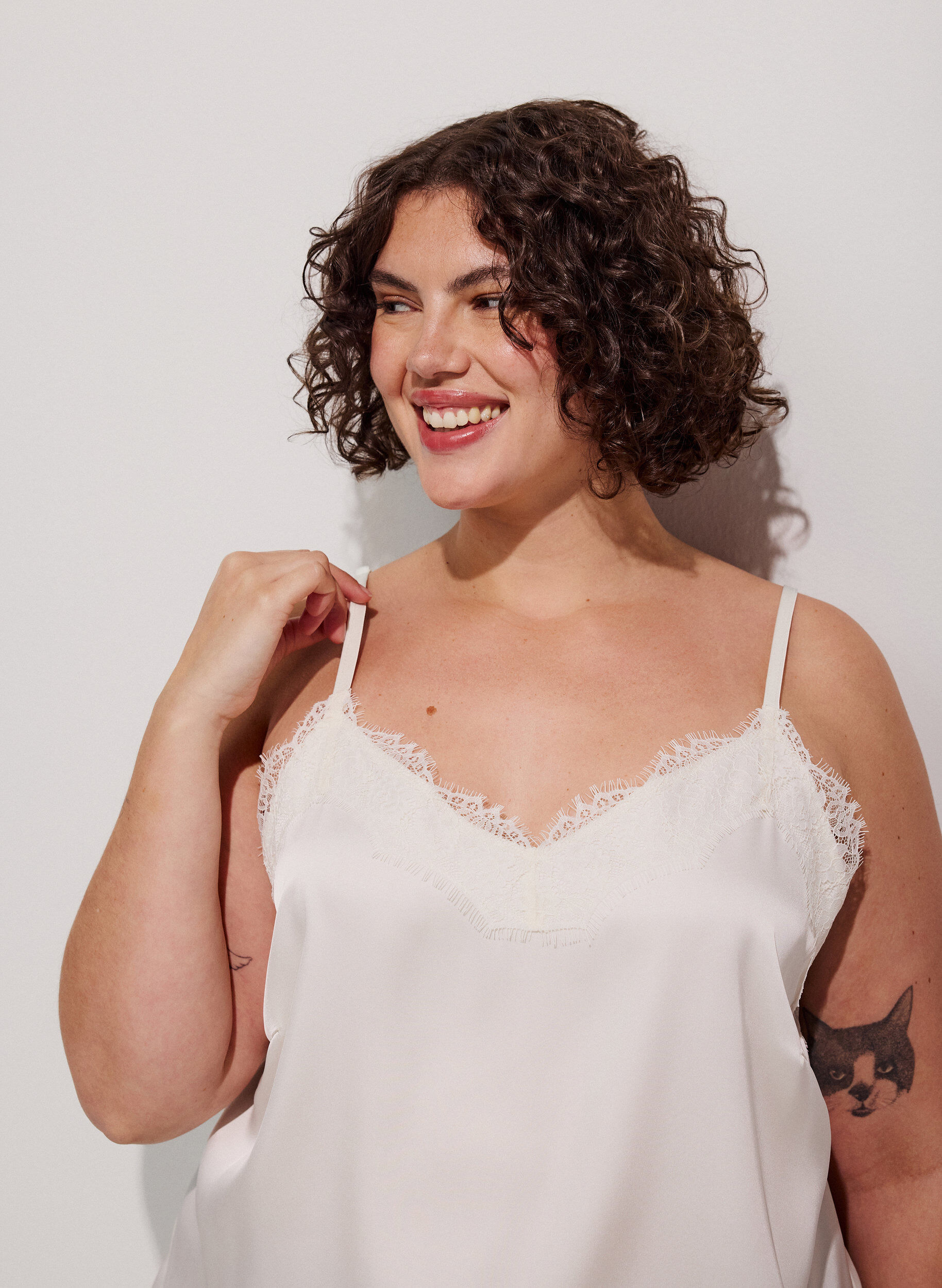 Top met bandjes en een kanten asymmetrische zoom