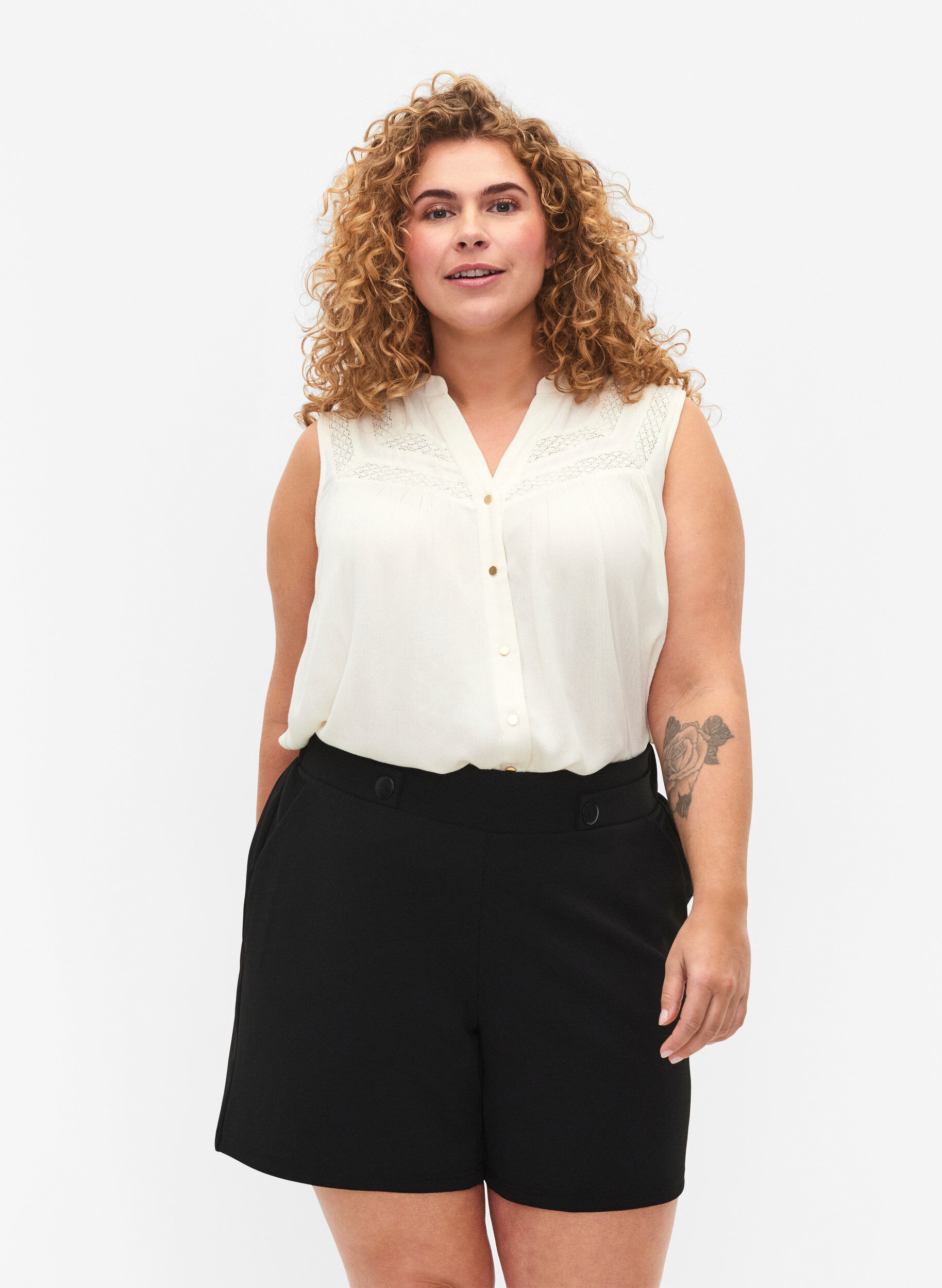 Korte broek met zakken en losse pasvorm, Zwart, Model