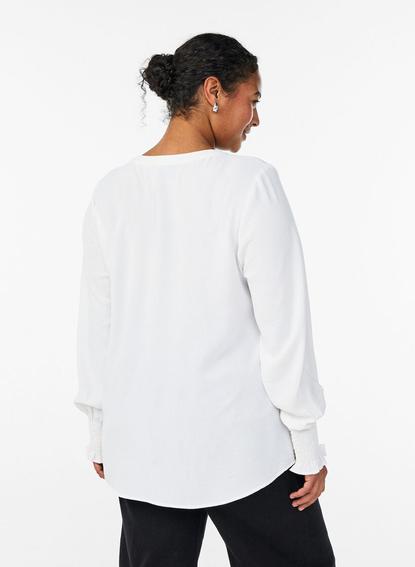 Blouse avec poignets smock&eacute;s et col en V, Vanille, Model image number 2