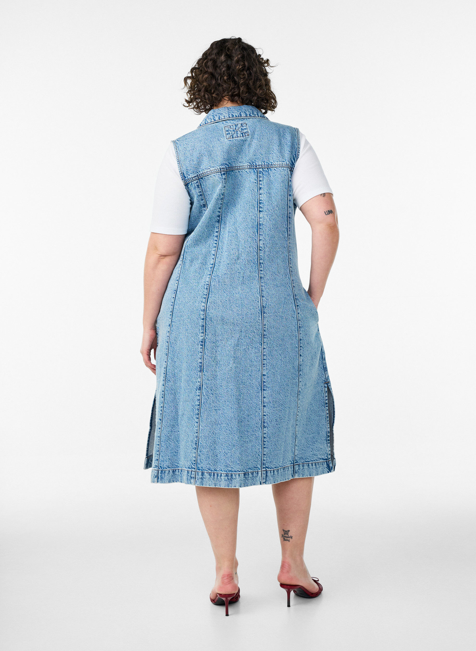 Zizzi Robe en jean sans manches avec fermeture boutonn&eacute;e et fentes, Bleu Clair, Model image number 1