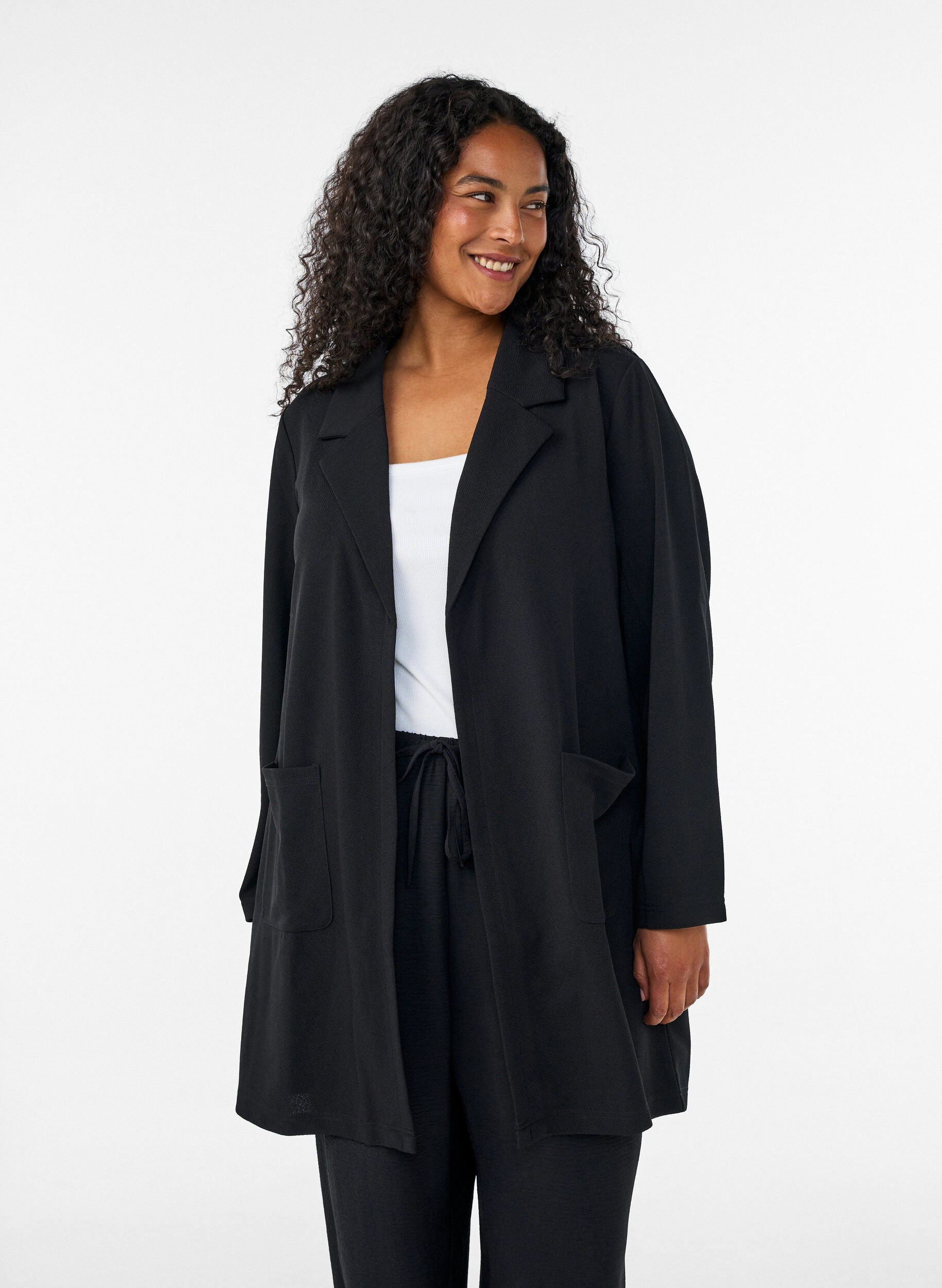 Lange jas met zakken, Zwart, Model
