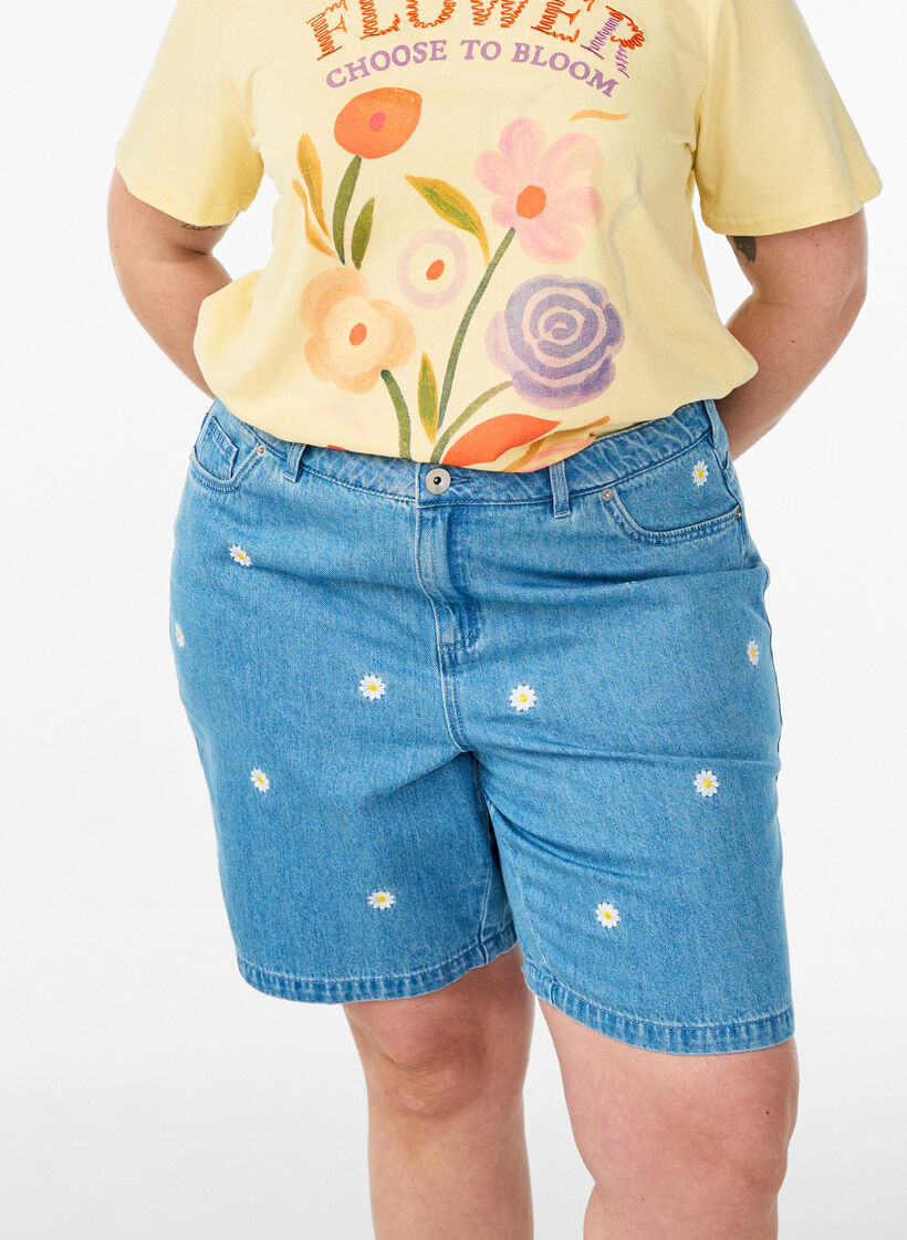 Short en jean taille haute avec broderies florales, Bleu Clair, Model image number 3