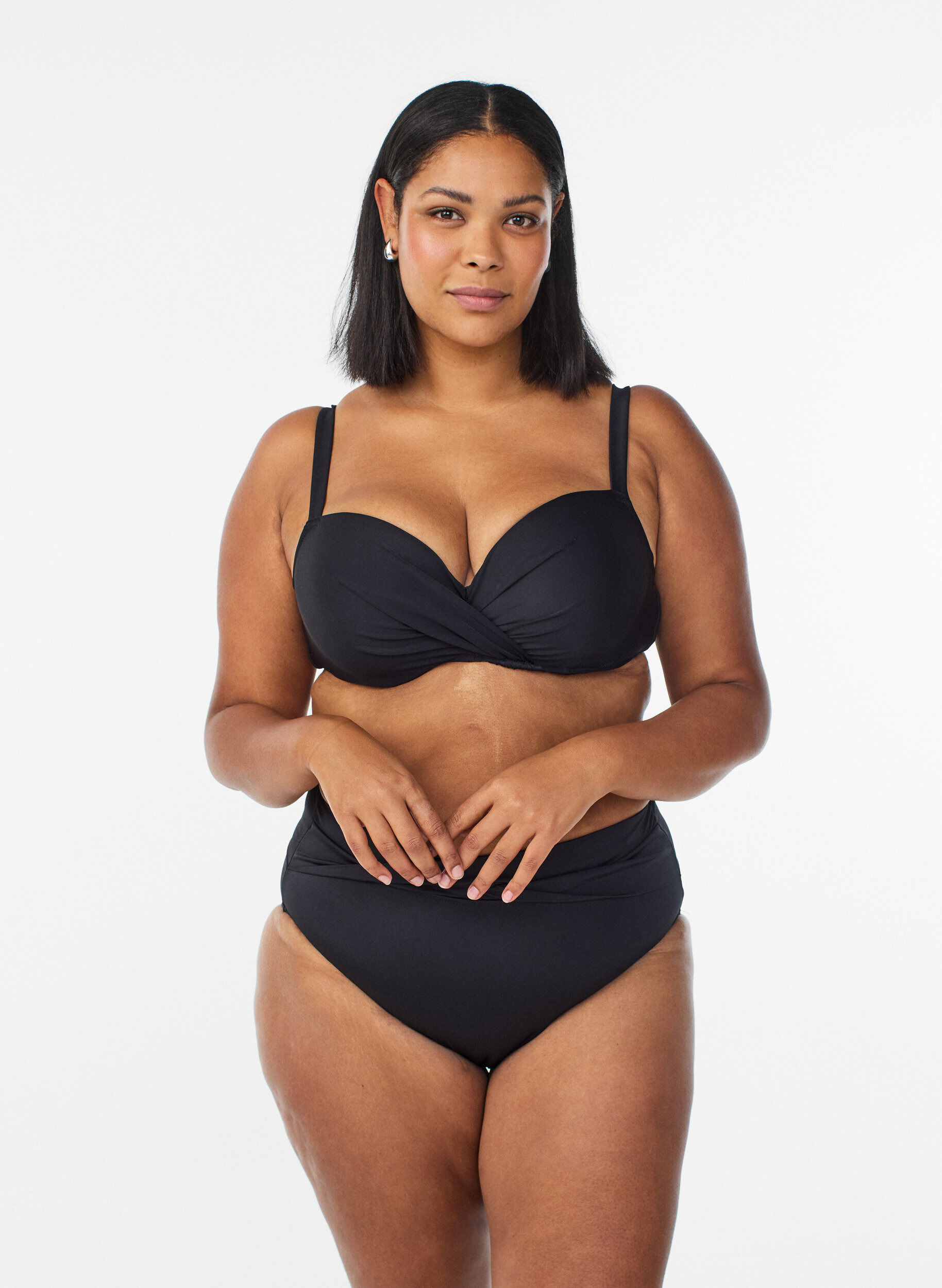 ZizziBikini top met beugel en plooien, Zwart, Model image number 1