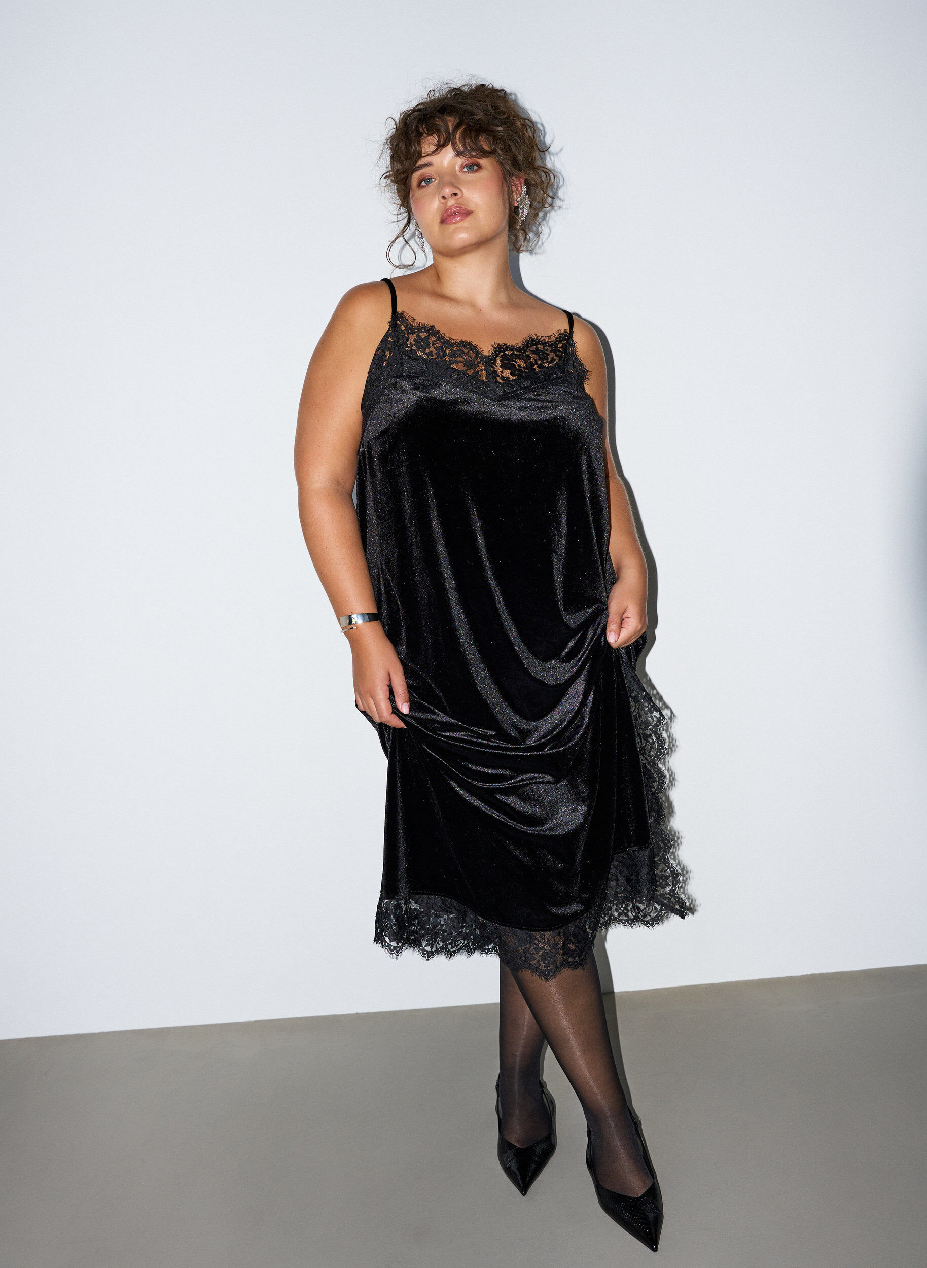 Fluwelen jurk met kant en zijsplit, Zwart, Model