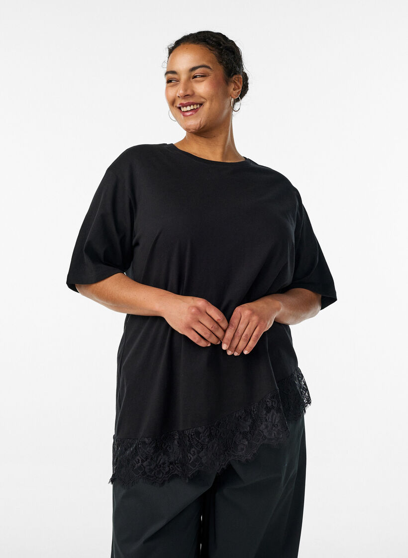 T-shirt met asymmetrische kanten zoom, Zwart, Model