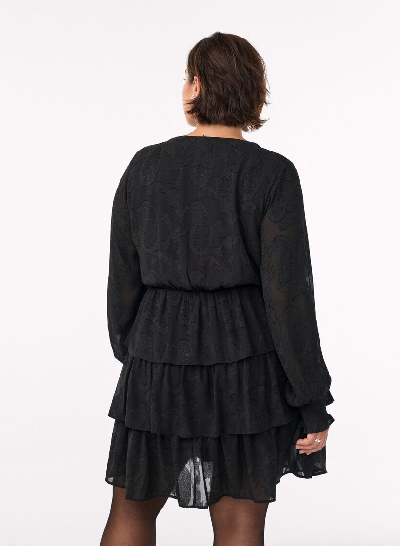 Korte jurk met ruches en een textuurpatroon, Zwart Korte jurk met ruches en een textuurpatroon, Zwart, Model