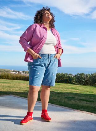 ZizziDenim shorts met hartjes, , Model