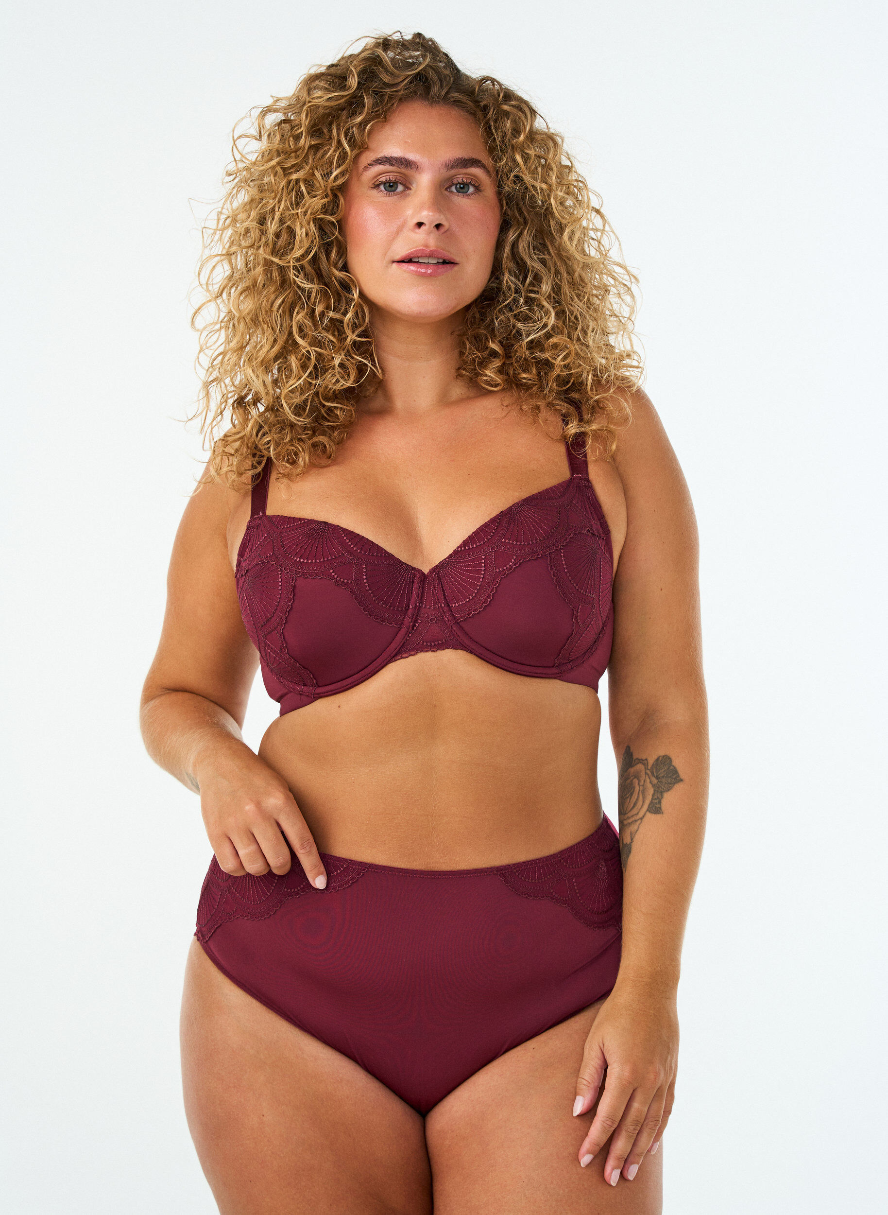 ZizziVoorgevormde beugel-bh met kant en U-rug, Rood, Model image number 1