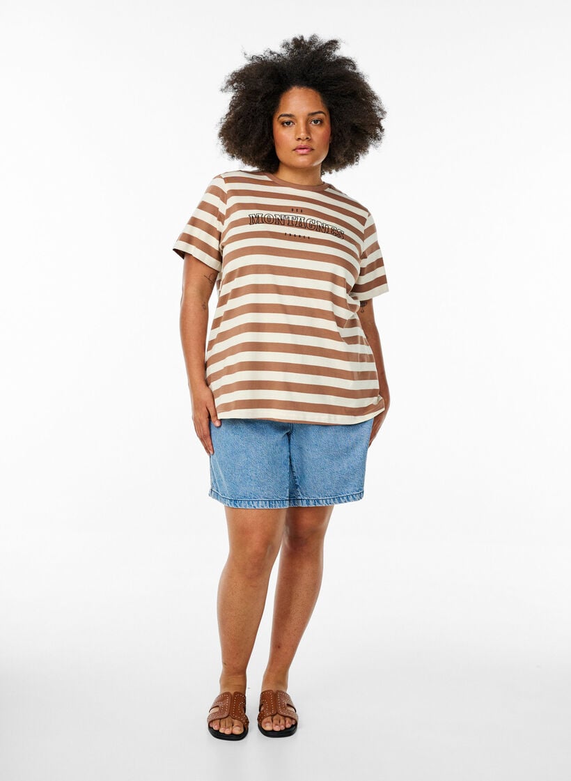 Biologisch katoenen T-shirt met strepen en tekst, Bruin, Model image number 1