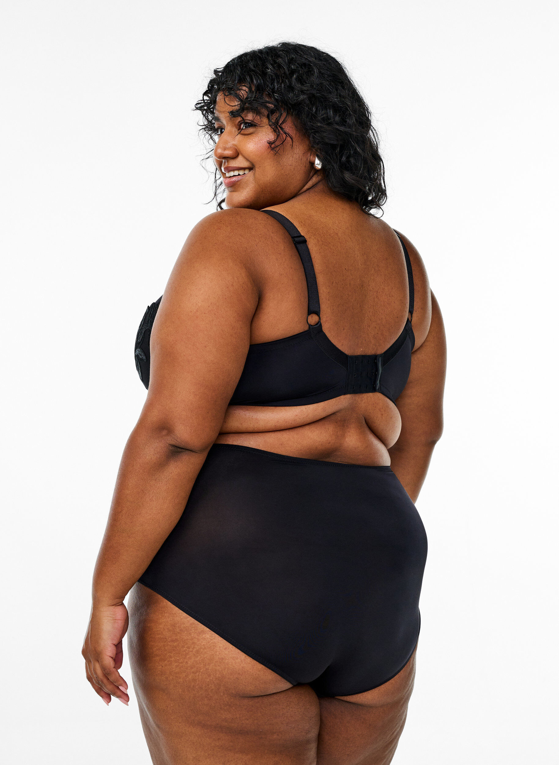 ZizziGewatteerde bh met geborduurde bloemen details, Zwart, Model image number 1