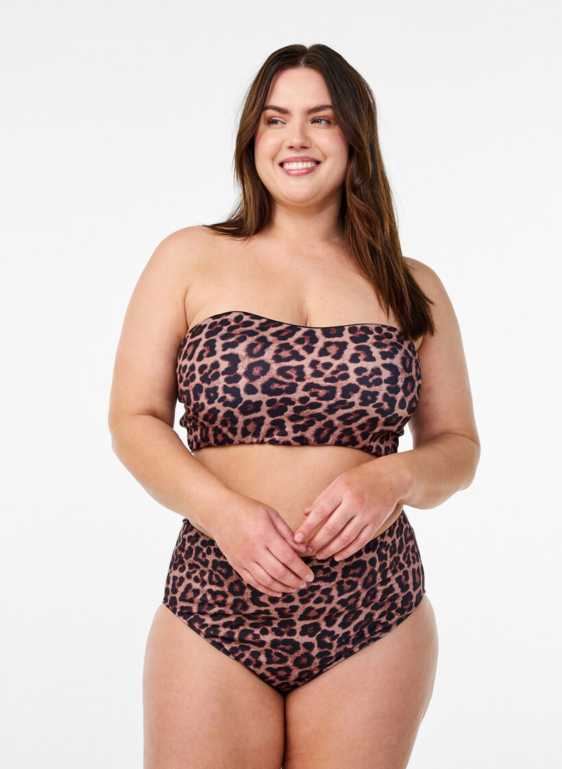 Luipaard bandeau bikinitop, Leopard AOP, Model