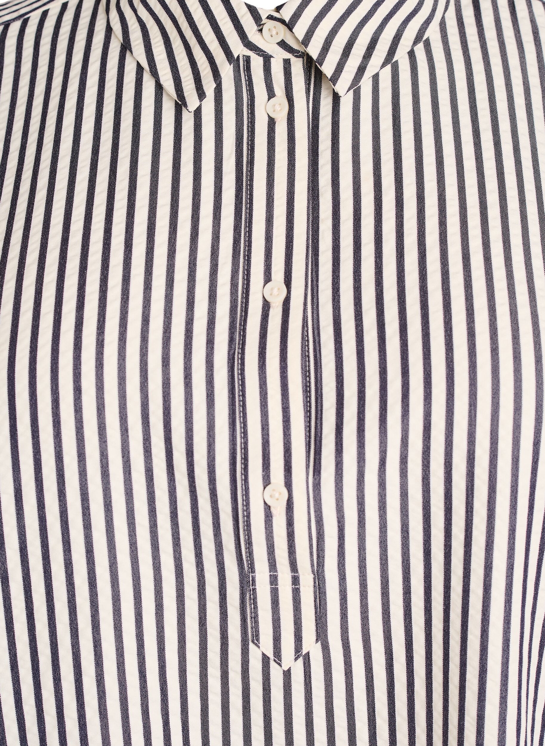 ZizziGestreept shirt met knoopdetail op de achterkant, Zwart, Packshot image number 2