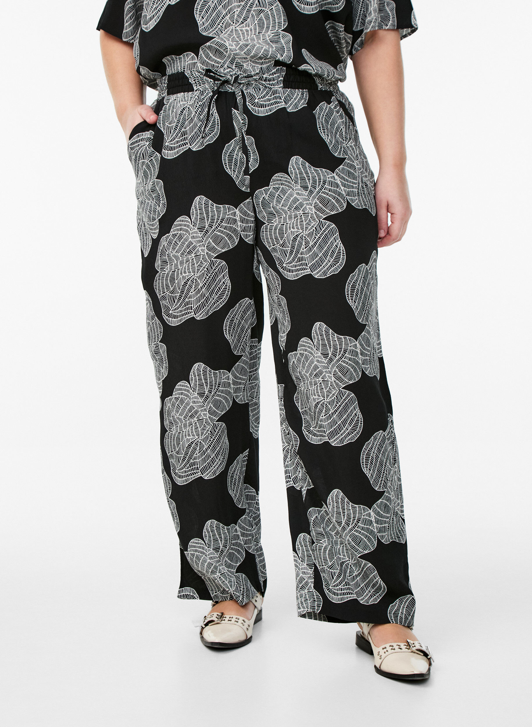 ZizziLosvallende viscose broek met print, Zwart, Model image number 2