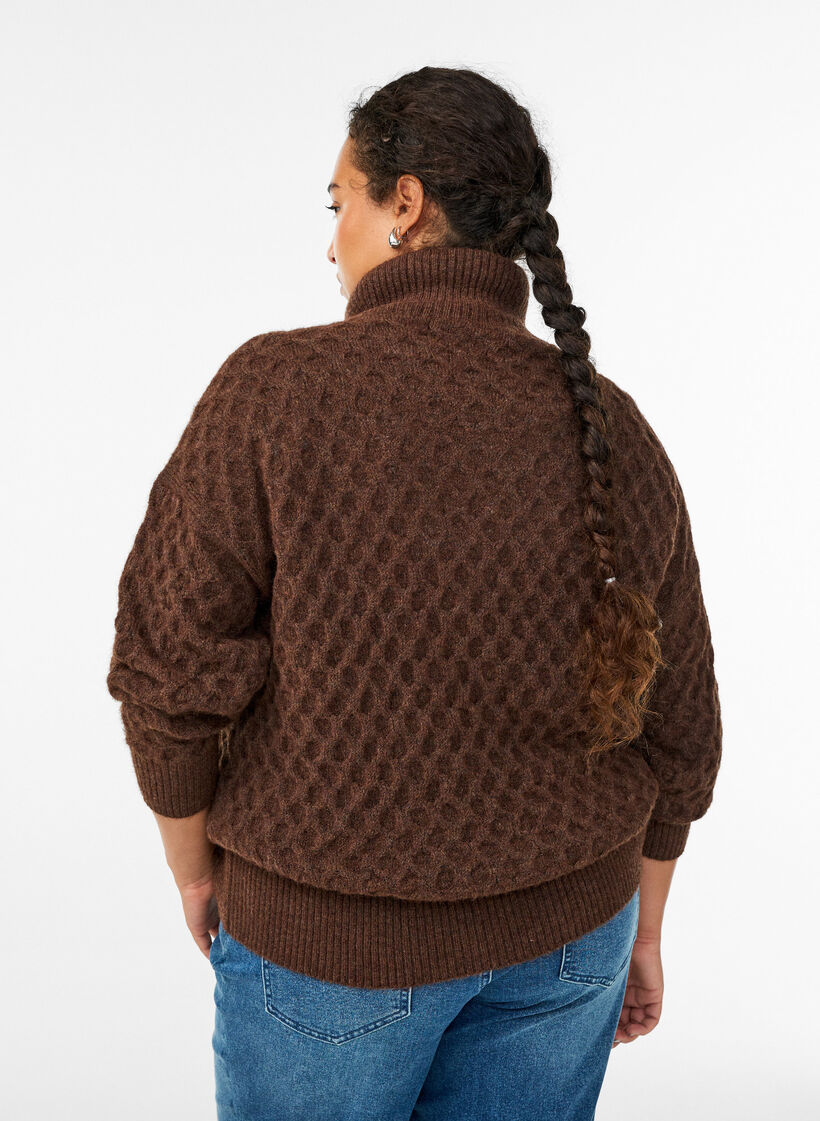 Trui met een hoge hals en textuur, Bruin, Model