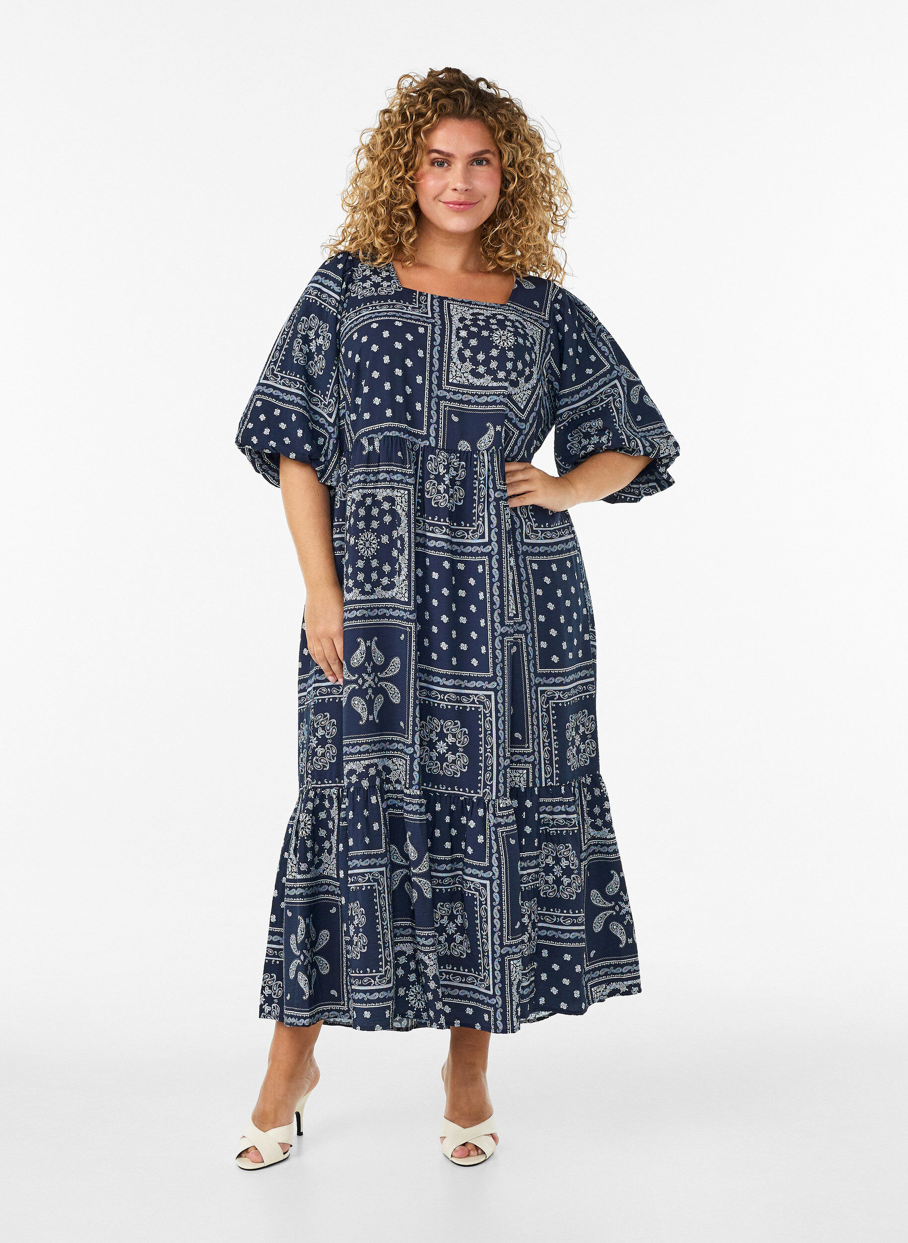 Enkel-lange jurk in viscose met paisleyprint en korte mouwen, Blauw, Model