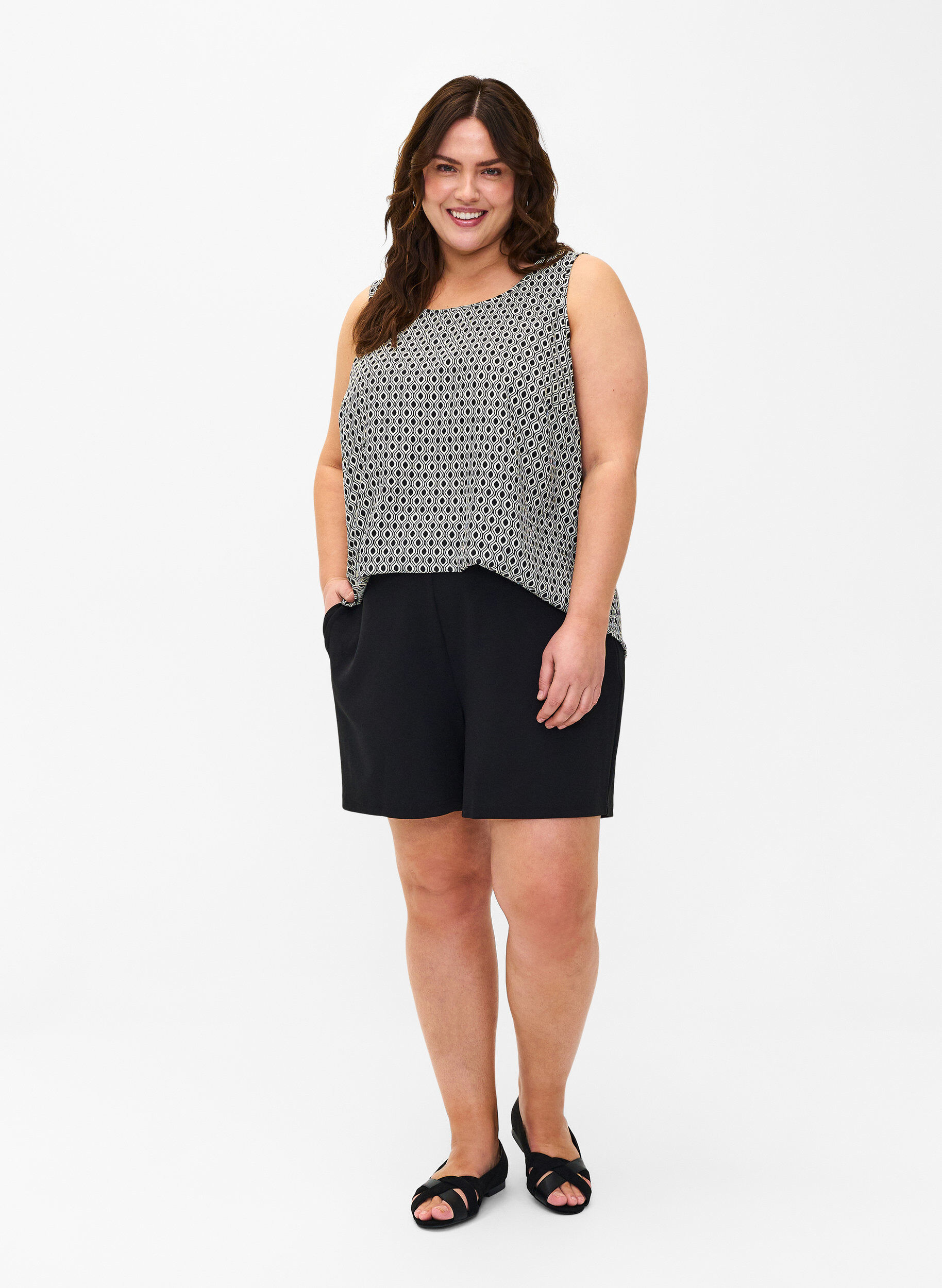 Zizzi Shorts amples avec des poches, Noir, Model image number 1