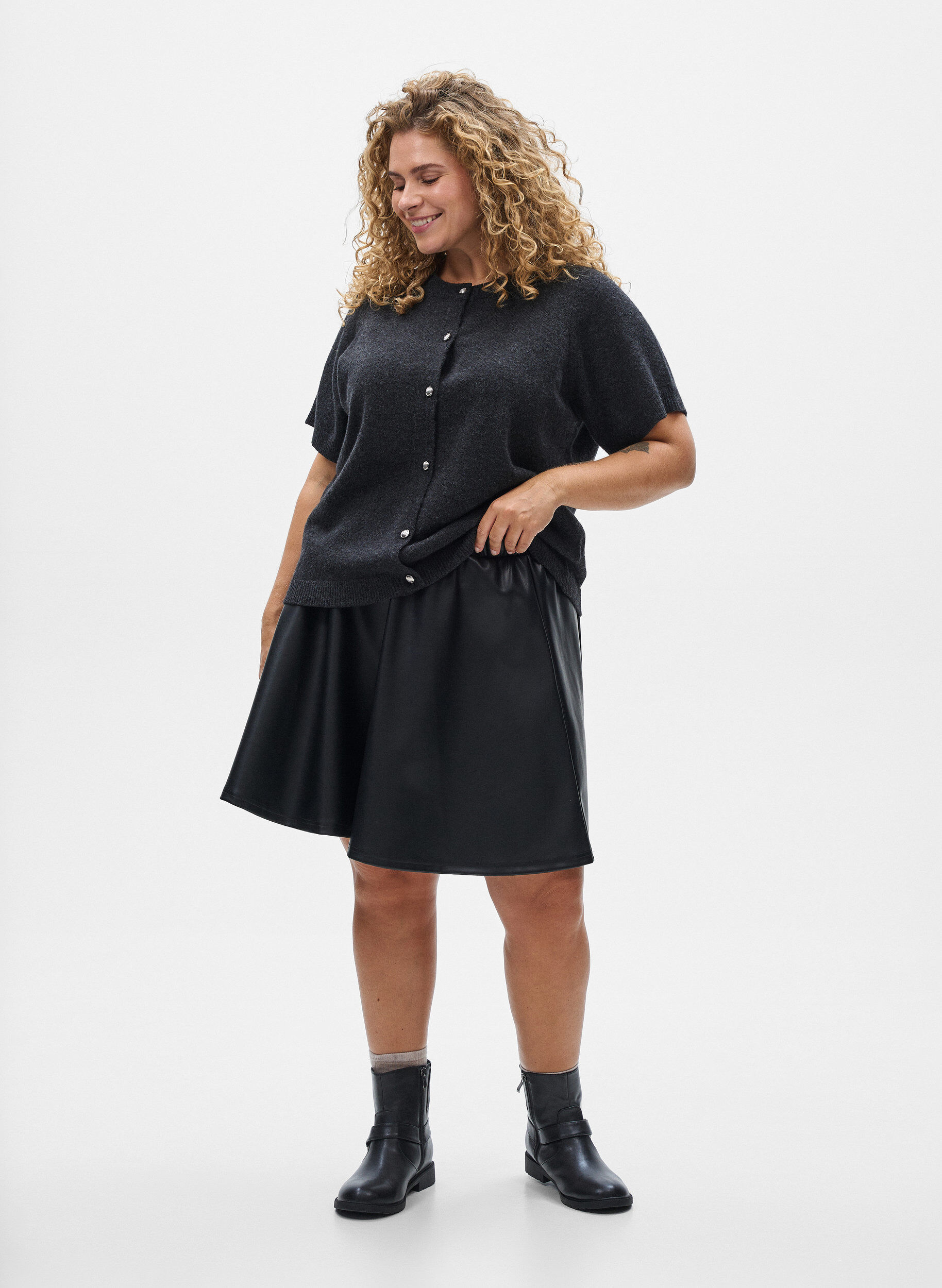 ZizziKorte skaterskirt in imitatieleer, Zwart, Model image number 1