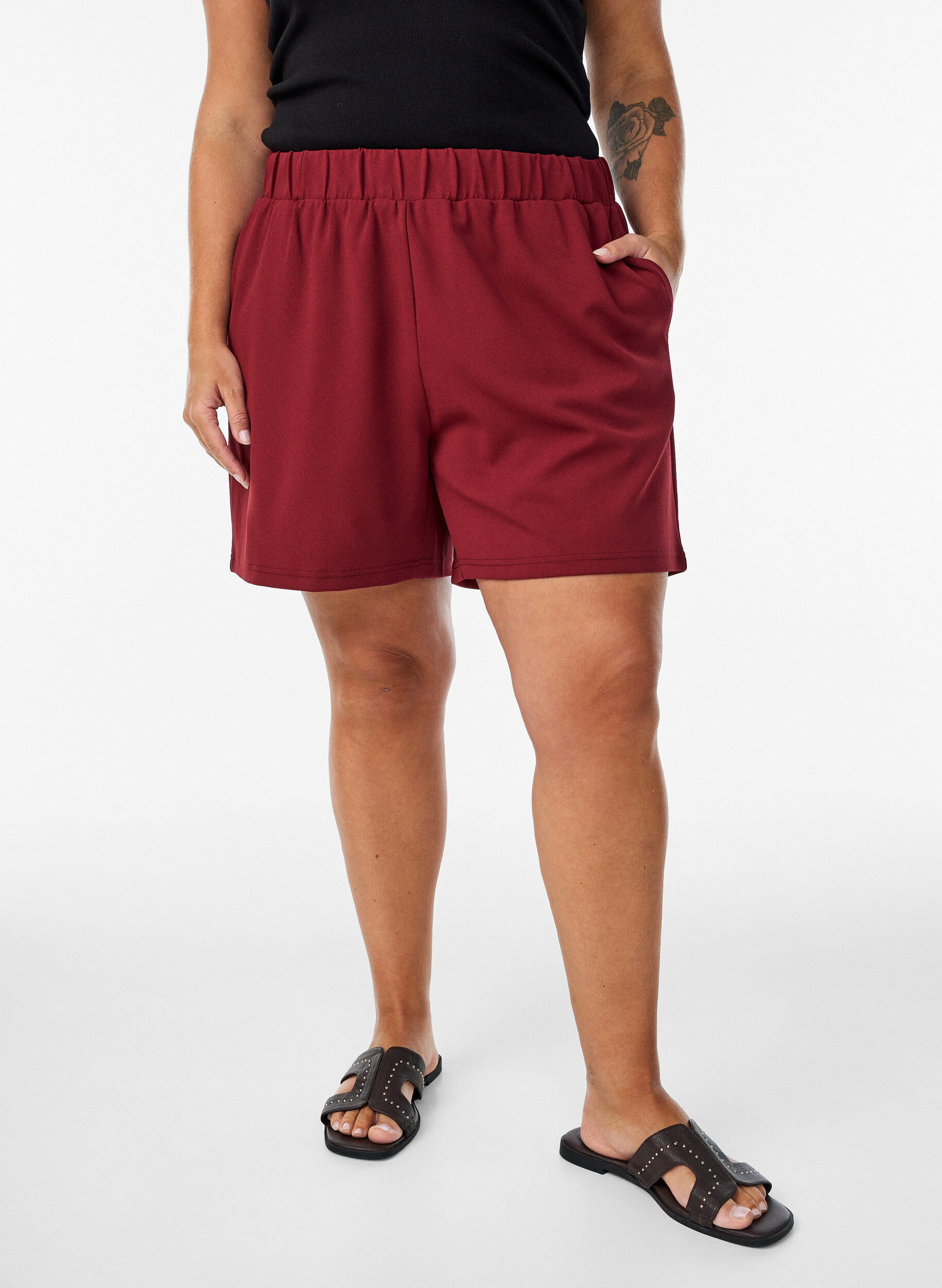 Zizzi Shorts amples avec des poches, Bordeaux fonc&eacute;, Model image number 3