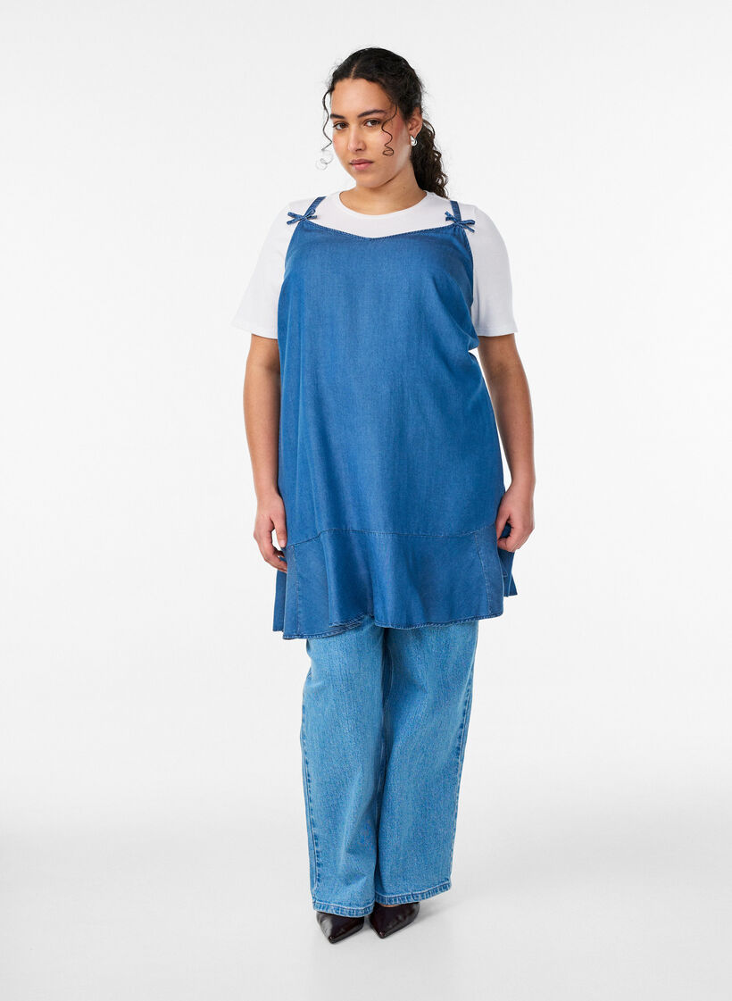 Knielange jurk met bandjes in TENCEL&trade; Lyocell met een denimlook, Blauw, Model