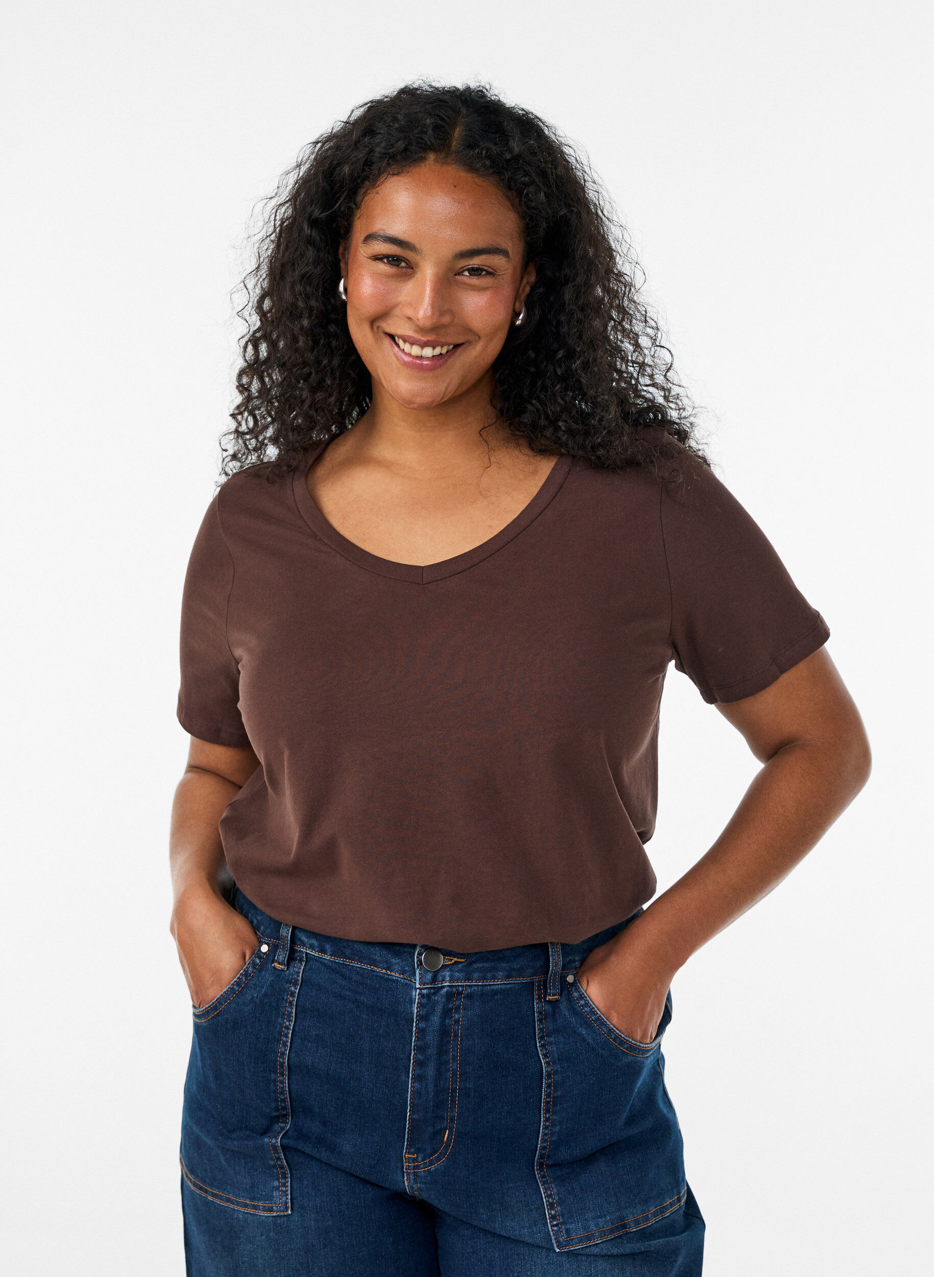 Basic t-shirt in effen kleur met katoen, Bruin, Model