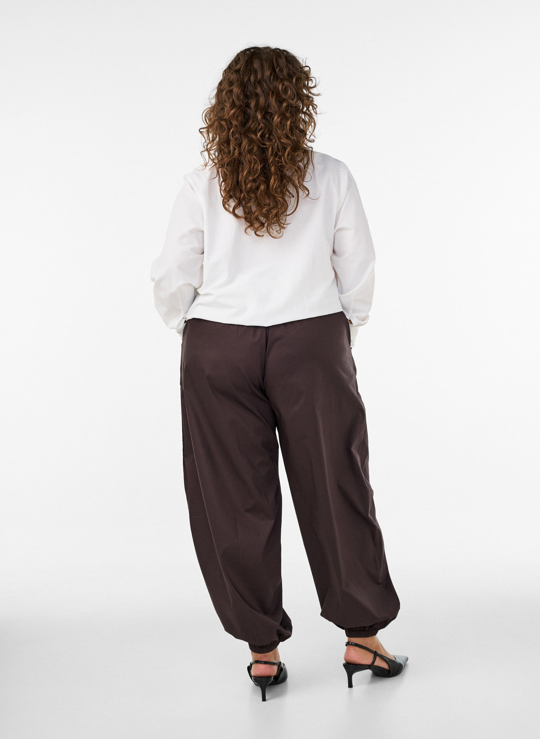 ZizziBallonbroek met zakken en een elastische tailleband, Bruin, Model image number 1
