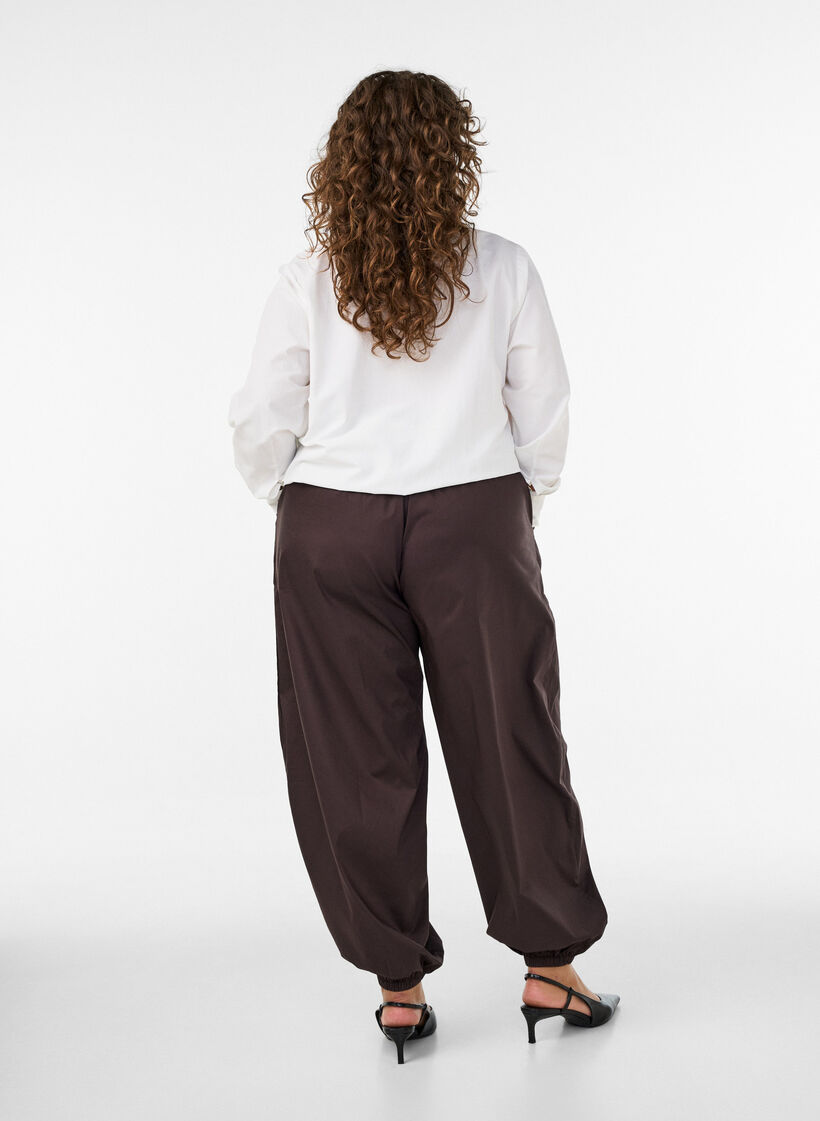 Ballonbroek met zakken en een elastische tailleband, Bruin, Model