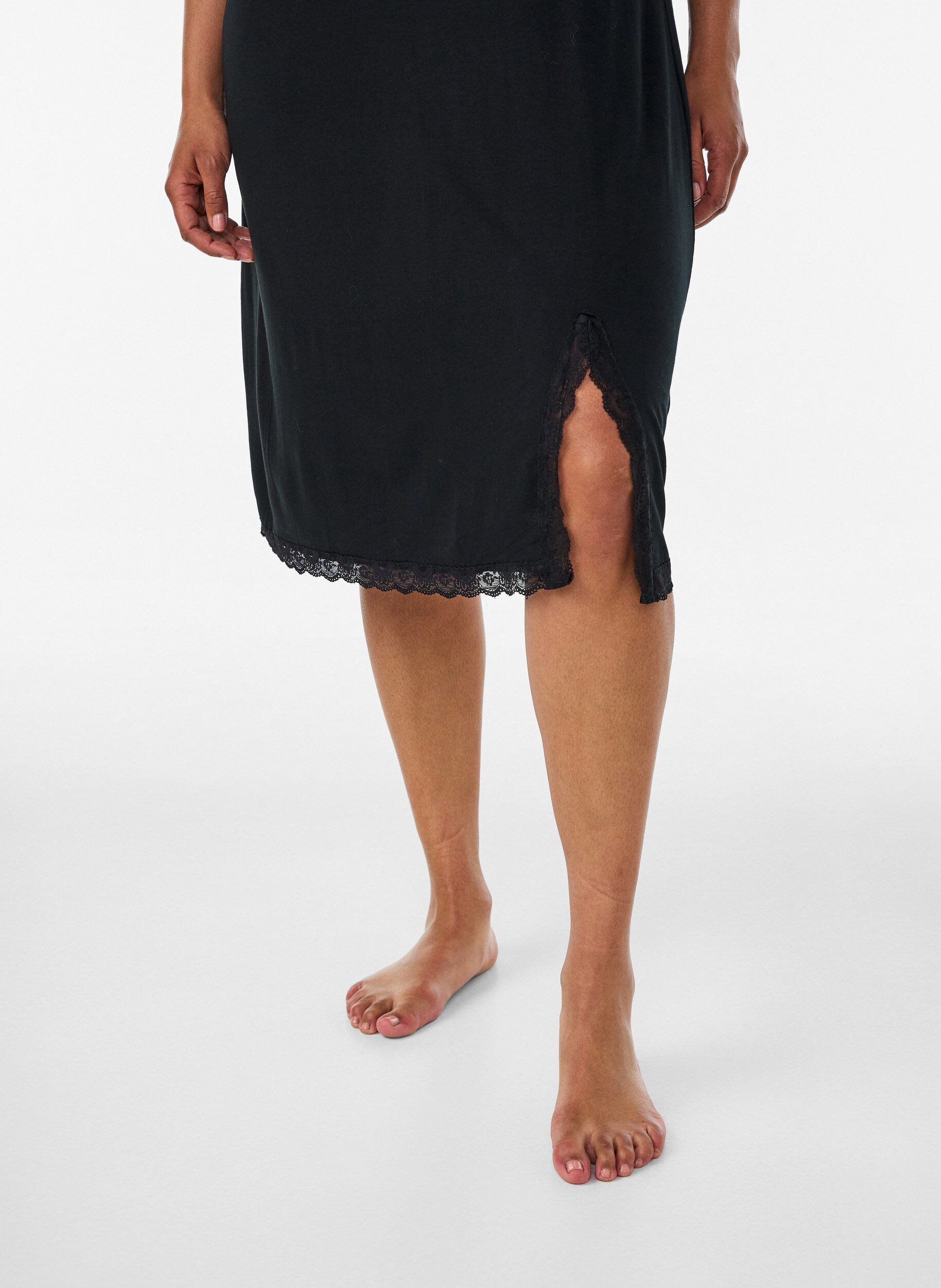 ZizziViscose nachthemd met kant en splitten, Zwart, Model image number 2
