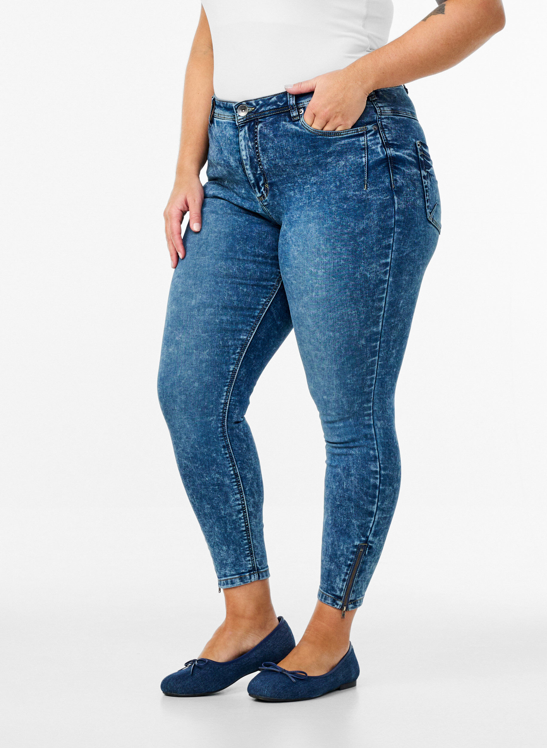 ZizziGecropte Amy jeans met ritssluiting details, Blauw, Model image number 3