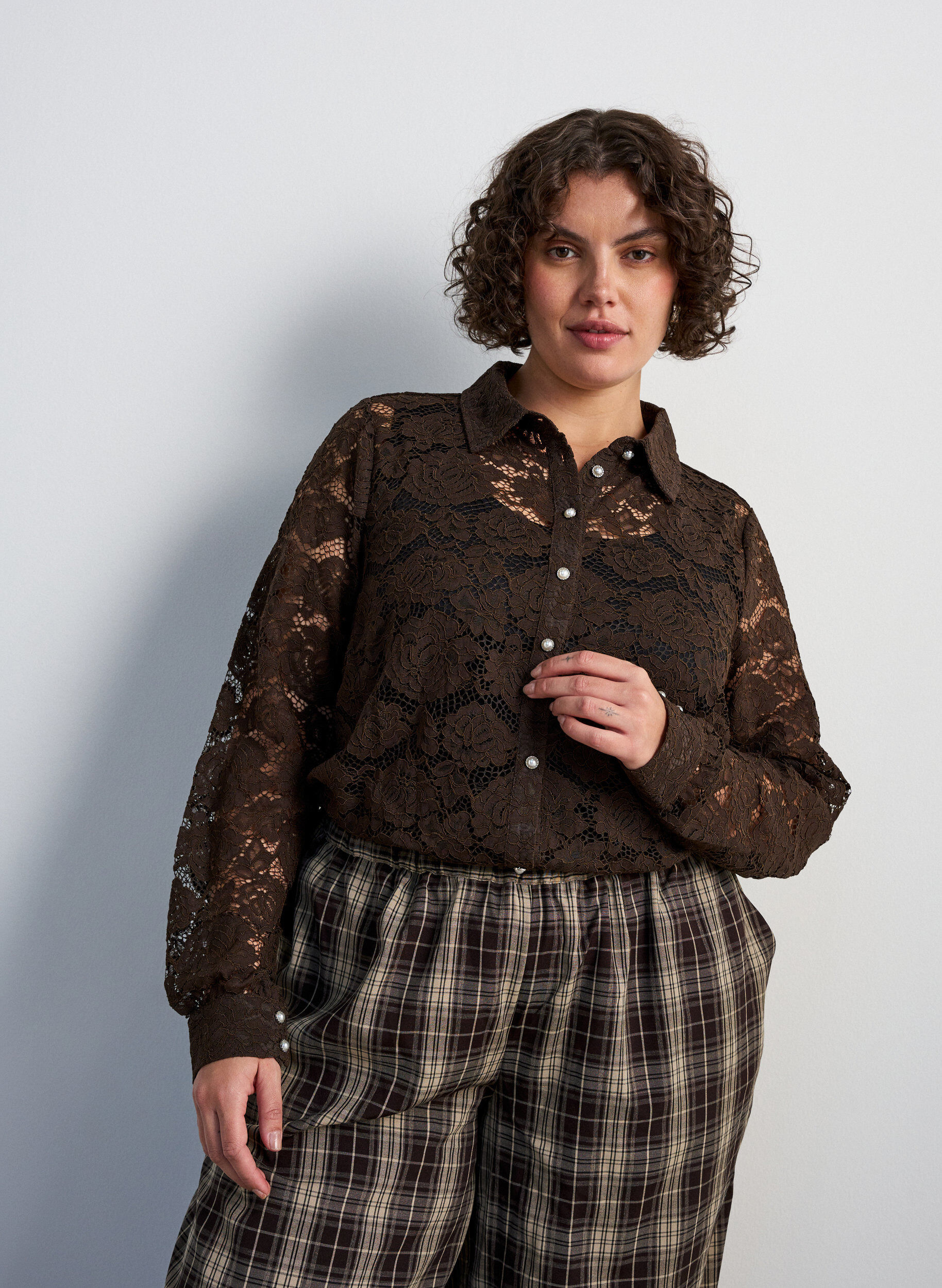 Kanten shirt met parelknopen, Bruin, Model
