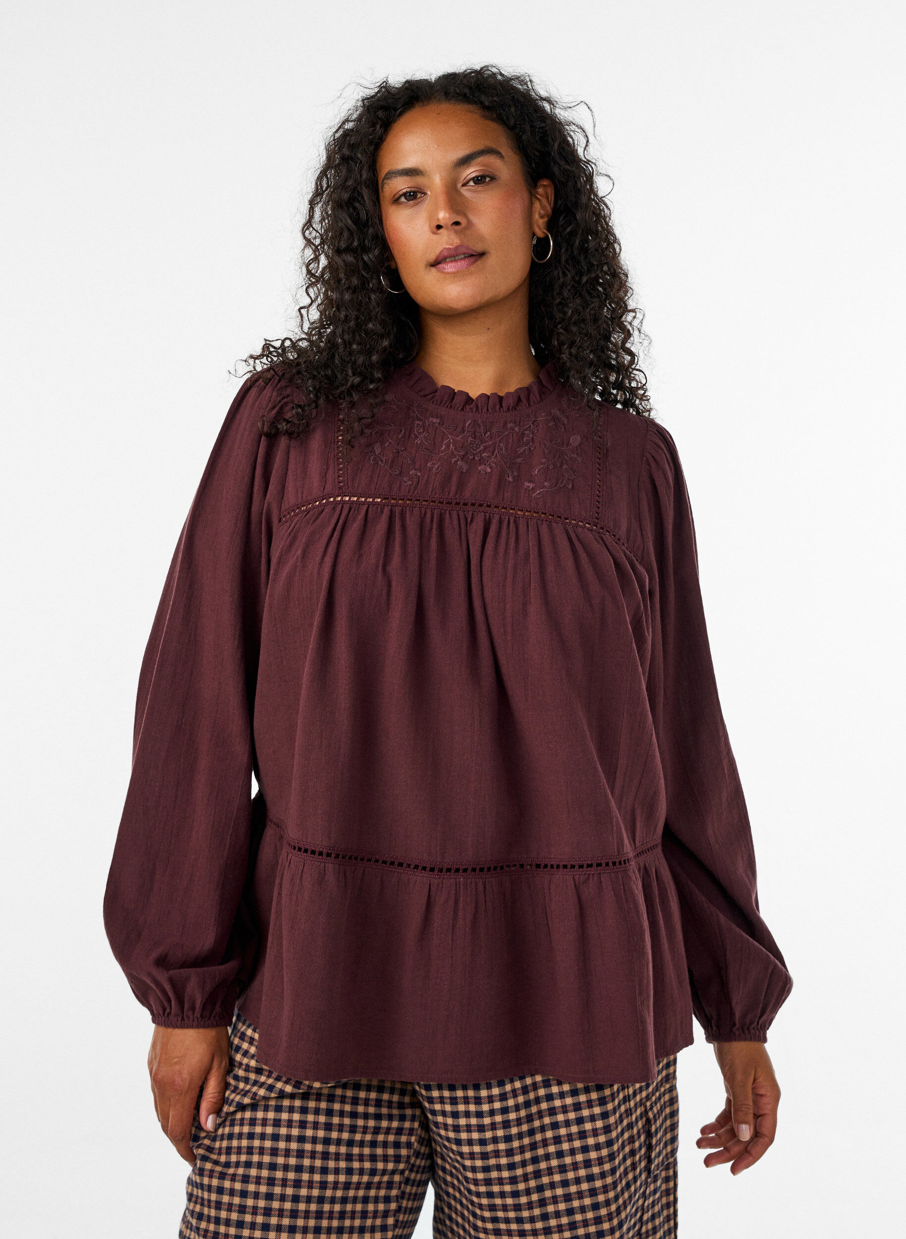 Blouse met borduurwerk en sierlijke oogjesrandafwerking, Donker Bordeaux, Model
