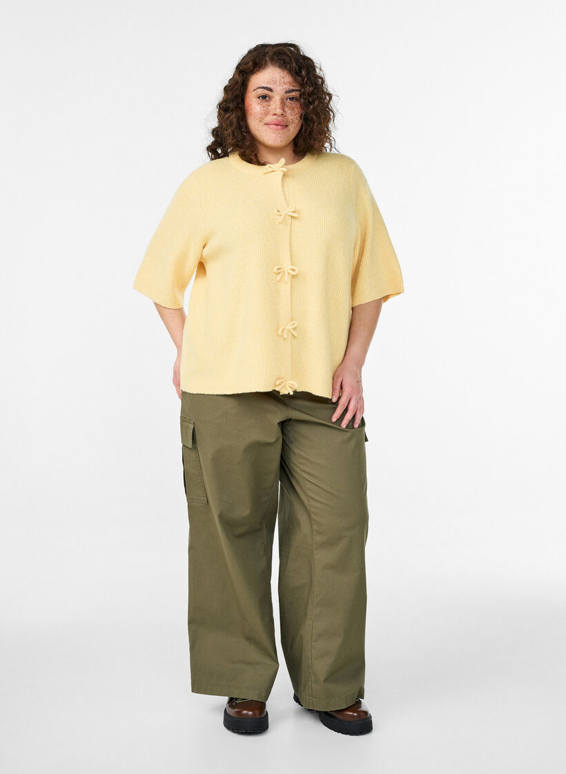 Gebreid vest met korte mouwen en strikjes, Geel, Model image number 1