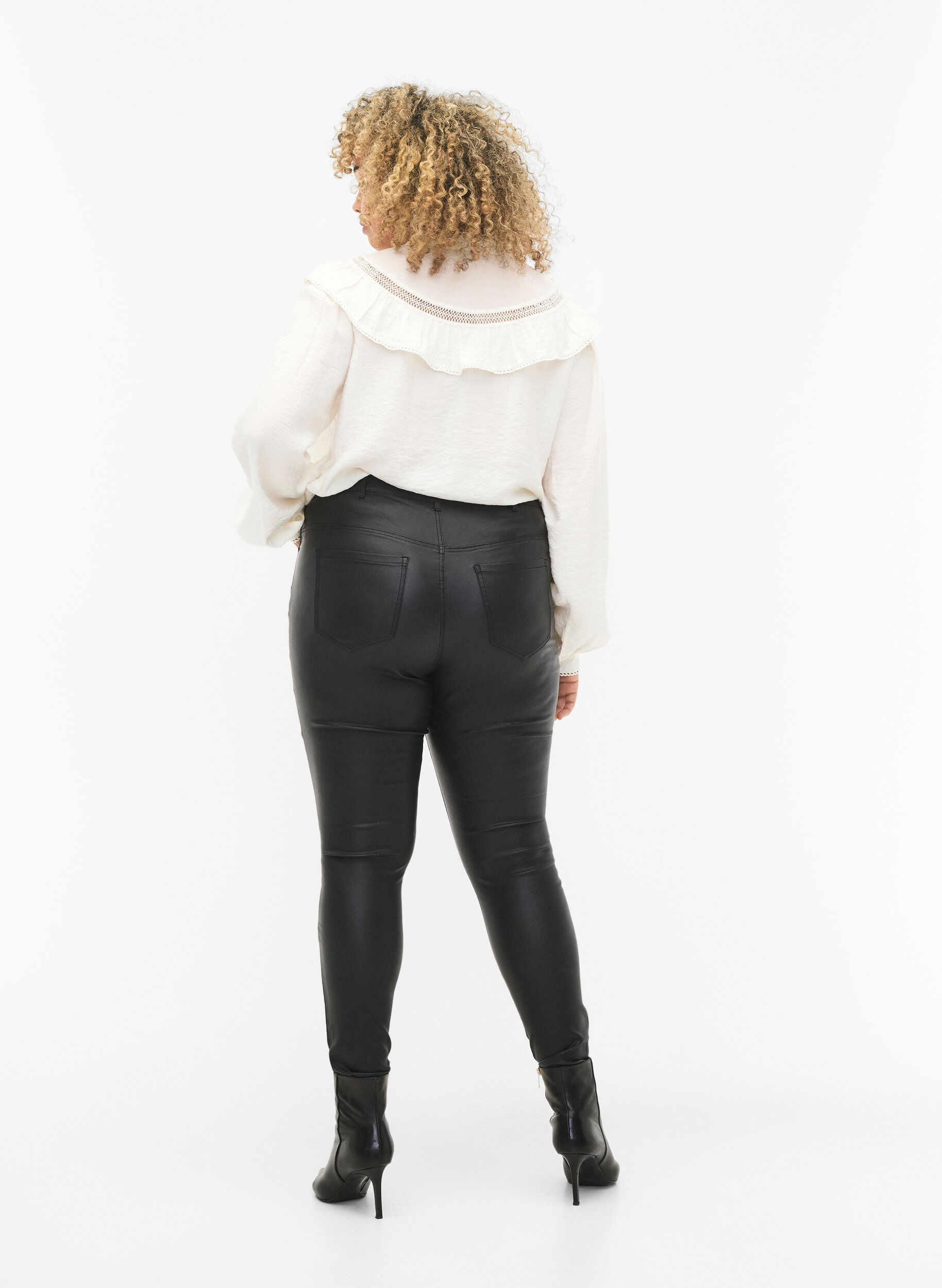 ZizziCoated Amy jeans, Black coated, Model image number 2